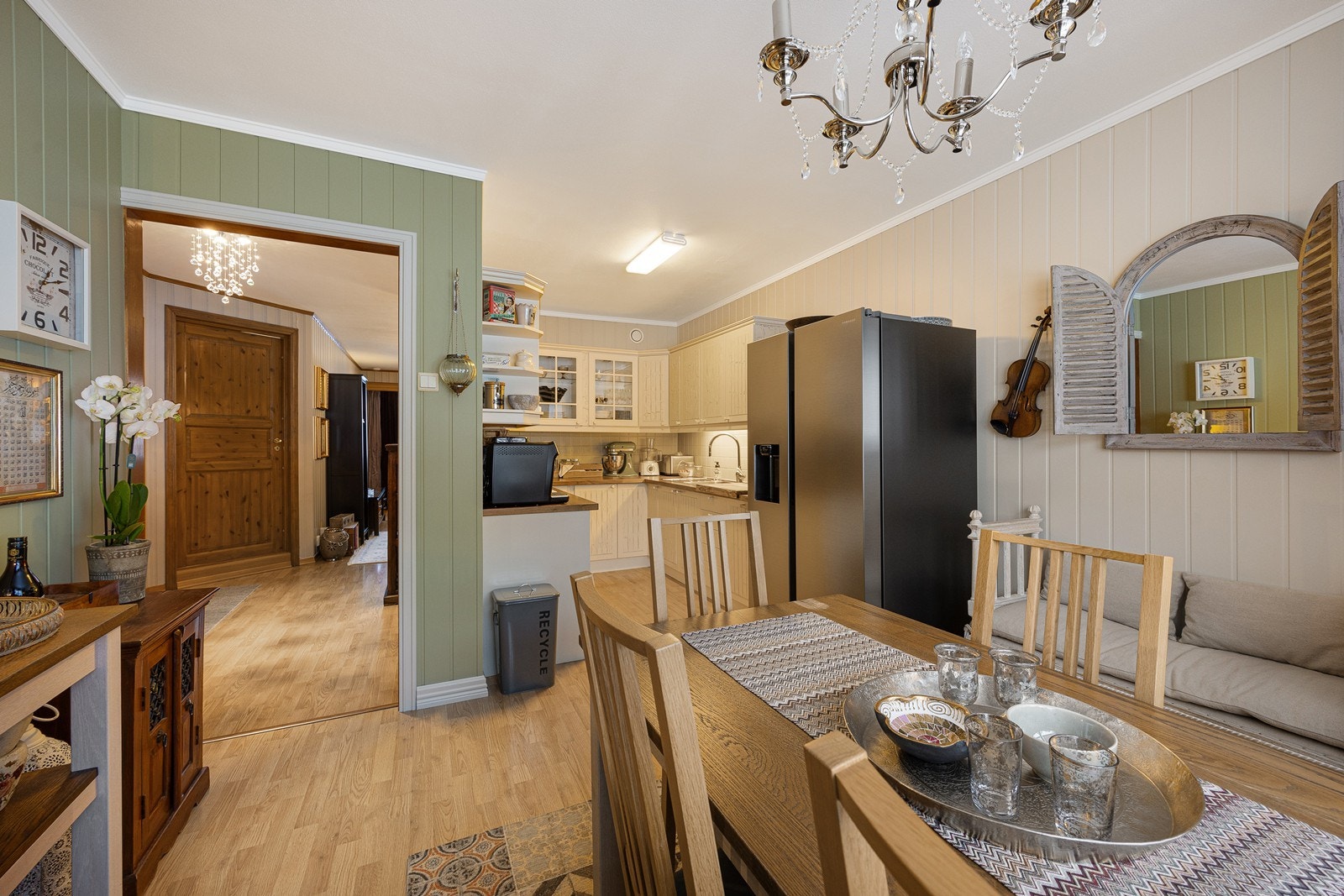 Kjøkkenet er romslig, dette gir god plass en spiseplass for hele familien. Galleribilde