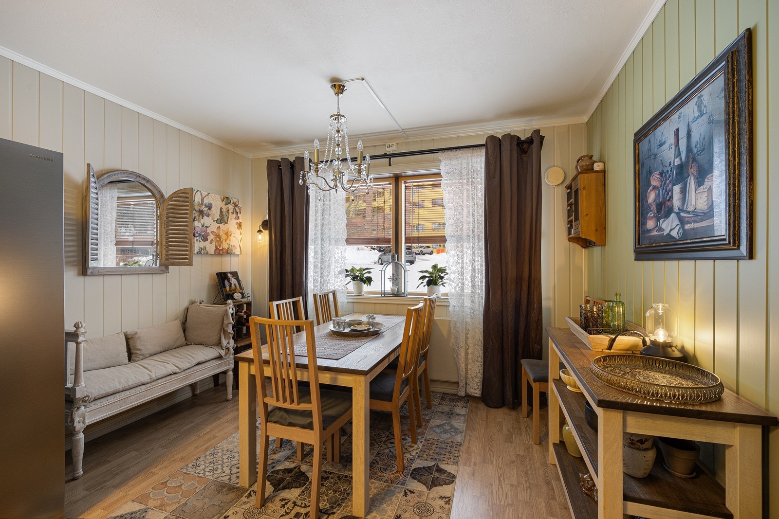 Panelvegger og laminatgulv gir en varm og innbydende spiseplass. Galleribilde