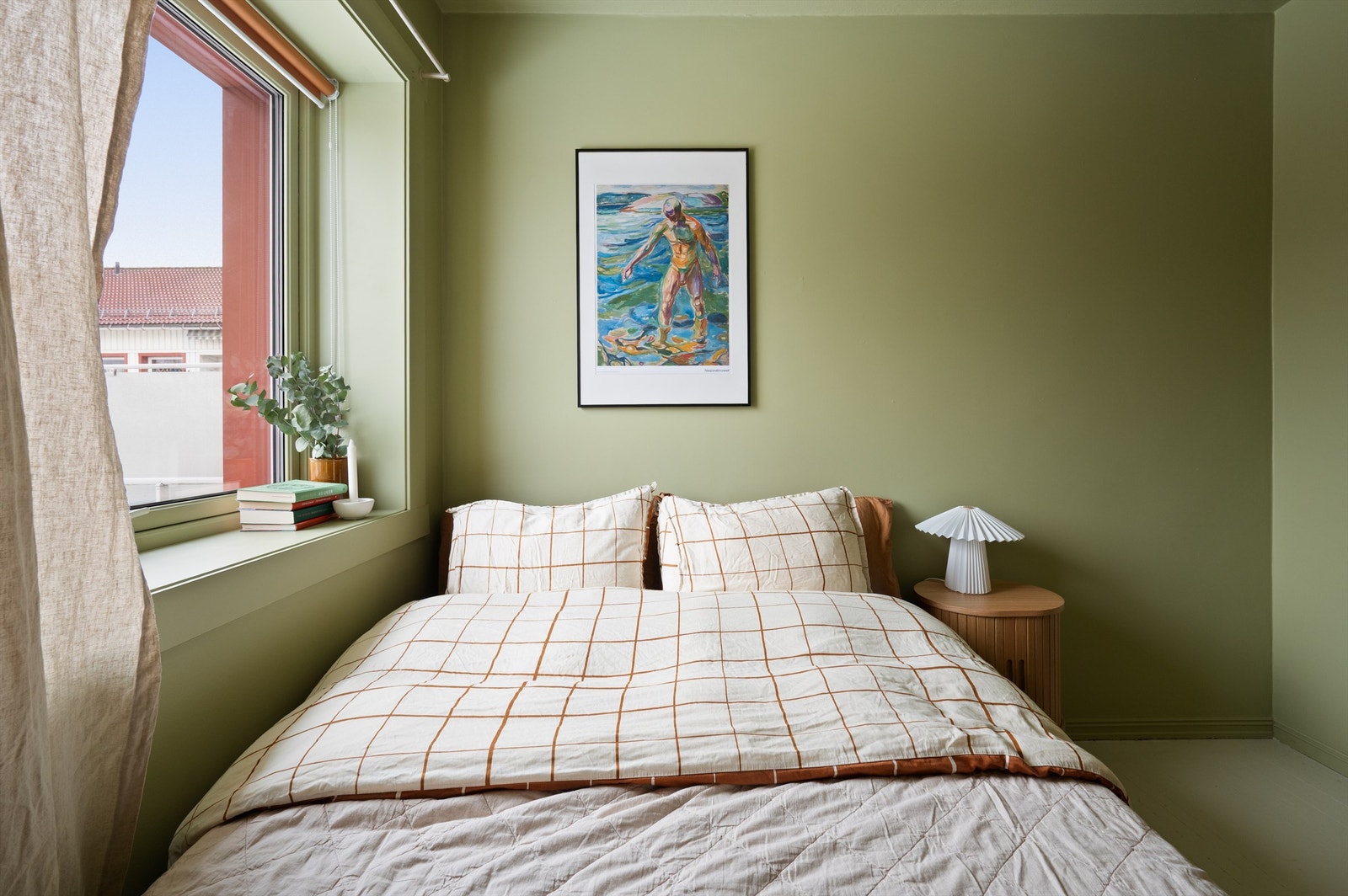 Hovedsoverommet er romslig og har god plass til dobbeltseng og nattbord. Galleribilde