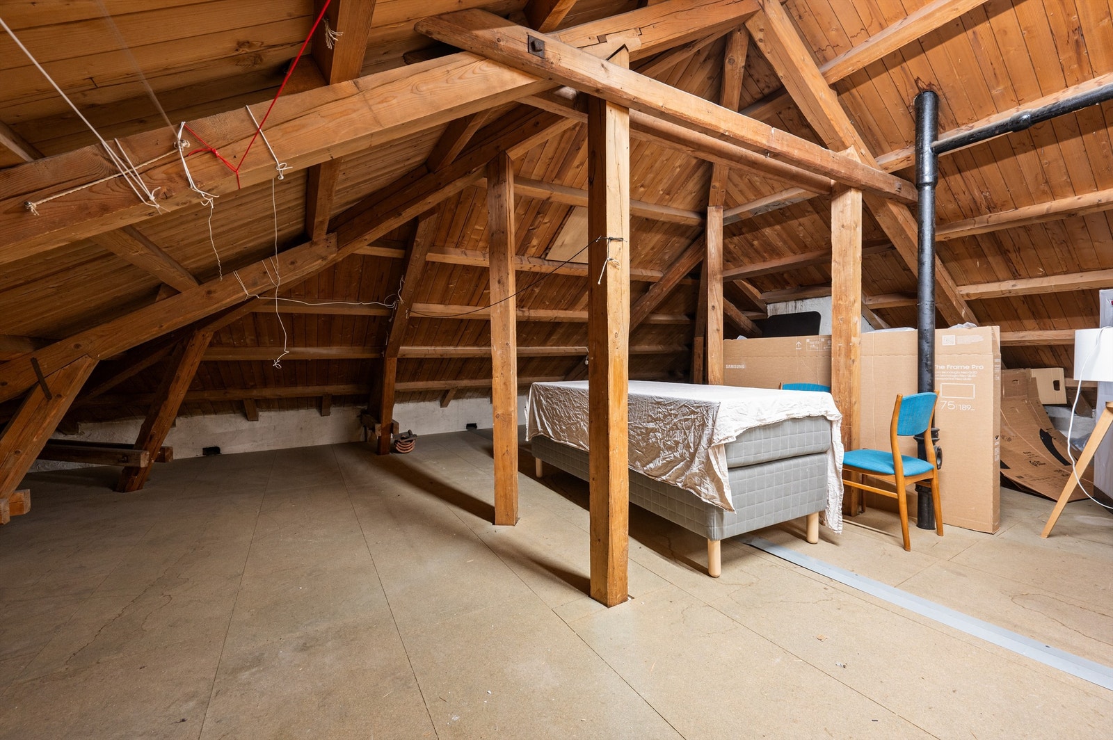 Borettslaget åpner for utbygging av loftet. Se punkt om mulighet for loftsutbygging under "Standard" for mer informasjon. Galleribilde