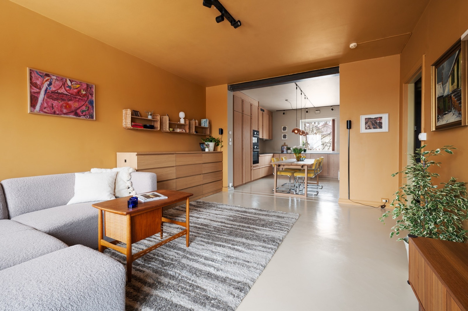 Den åpne løsningen mellom stue og kjøkken skaper et stort og luftig allrom. Galleribilde