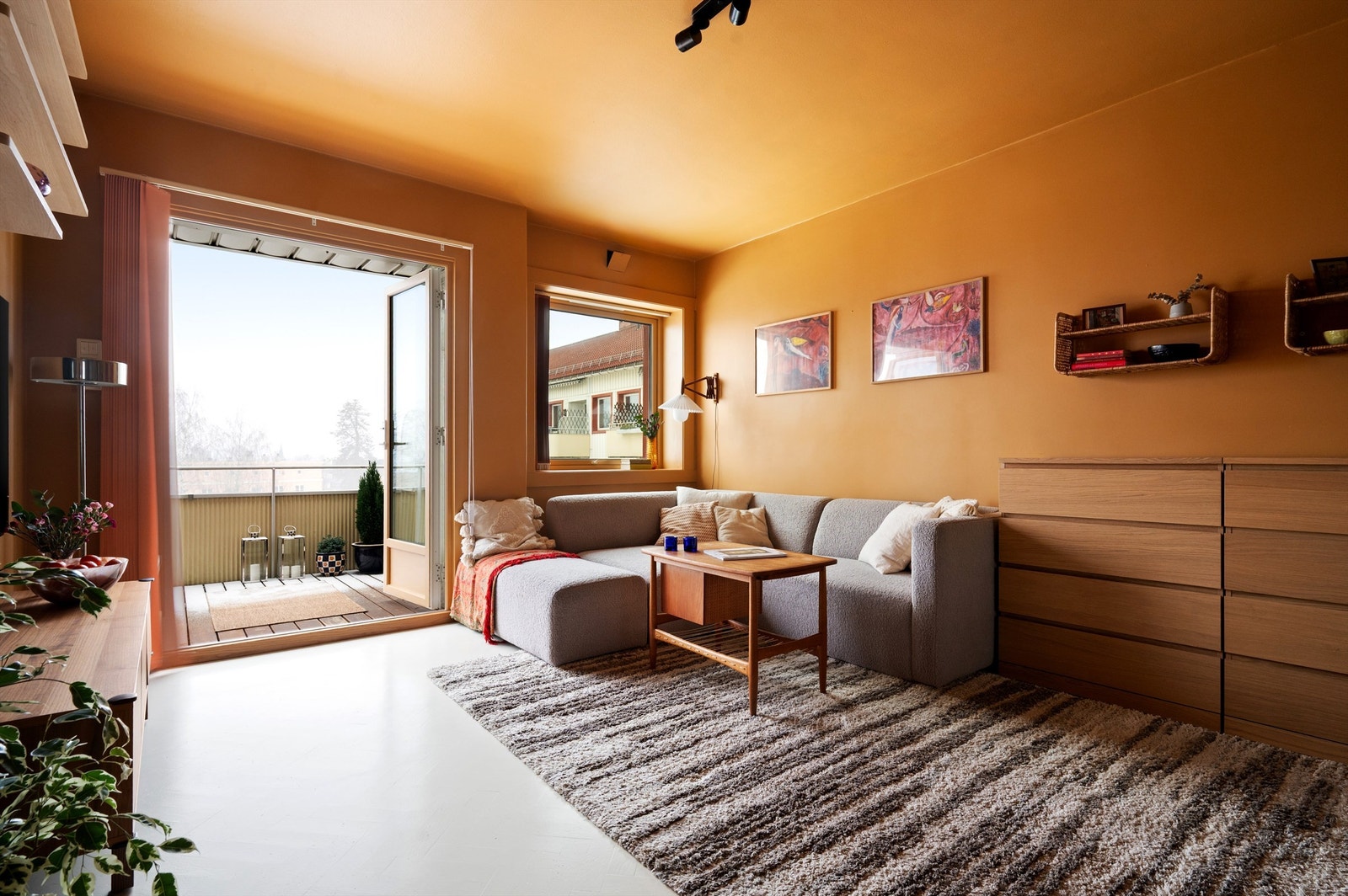 Fra stuen er det direkte utgang til den vestvendte balkongen. Galleribilde