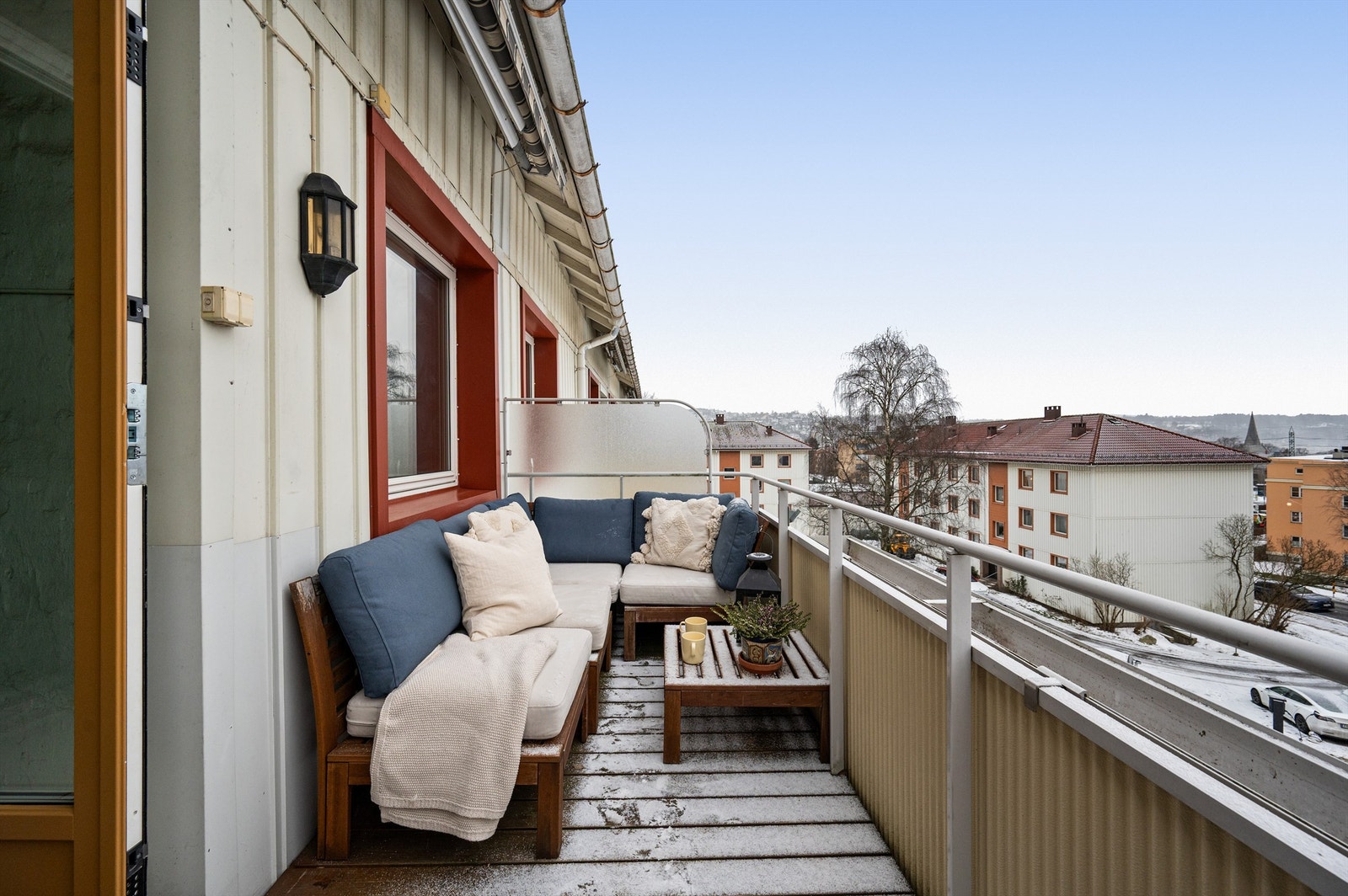 Fra balkongen har du utsyn over borettslagets store, bilfrie grøntområder. Galleribilde