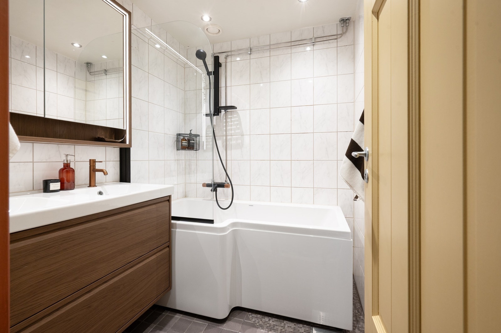 Badet er innredet med badekar og har oppgradert baderomsinnredning. Galleribilde