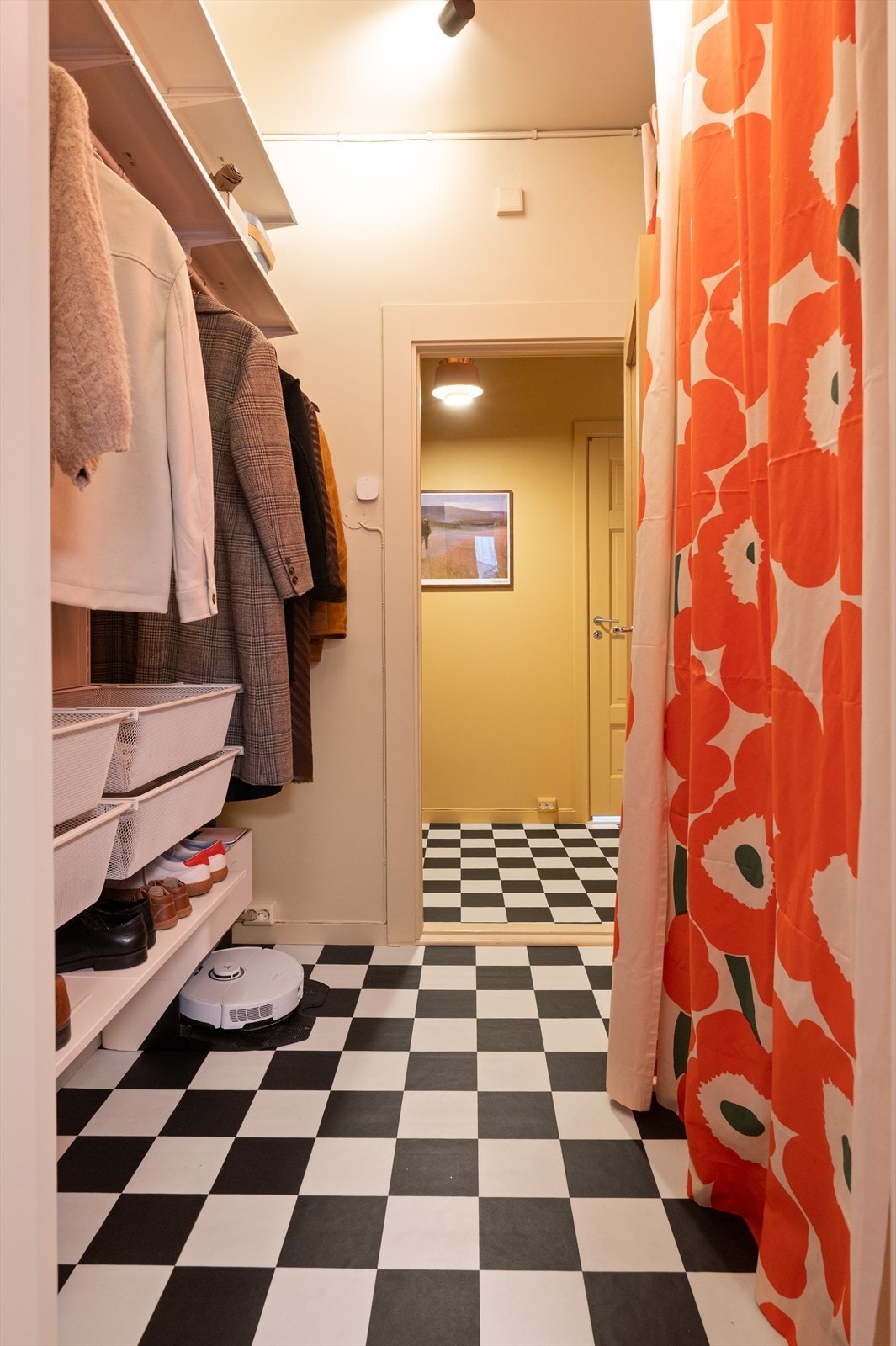 Fleksibelt hyllesystem gir rikelig med oppbevaringsplass for klær og sko. Galleribilde