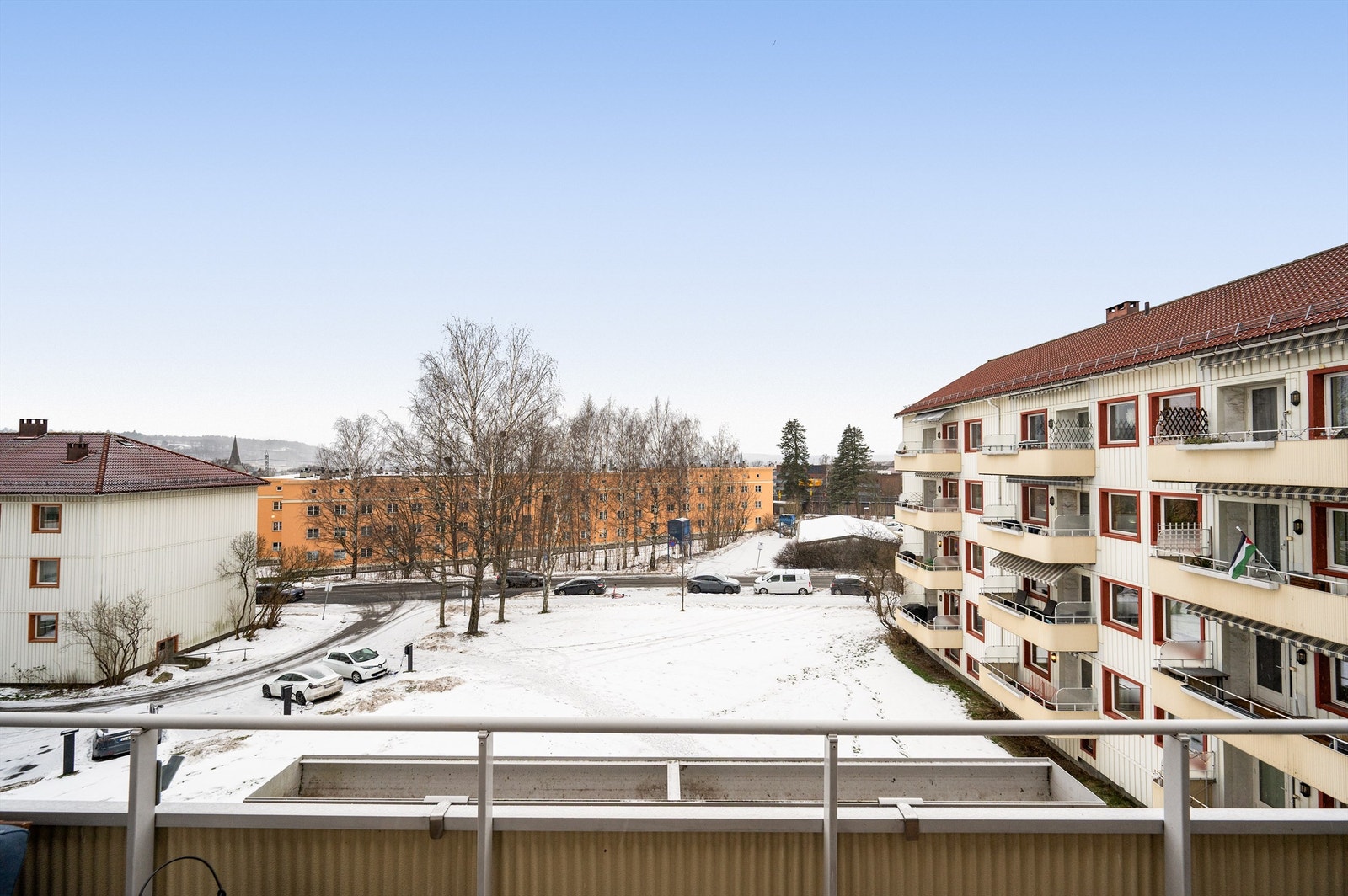 Utsikten gir god oversikt over de barnevennlige fellesarealene. Her kan du fra høyden følge med når de minste er ute og leker. Galleribilde