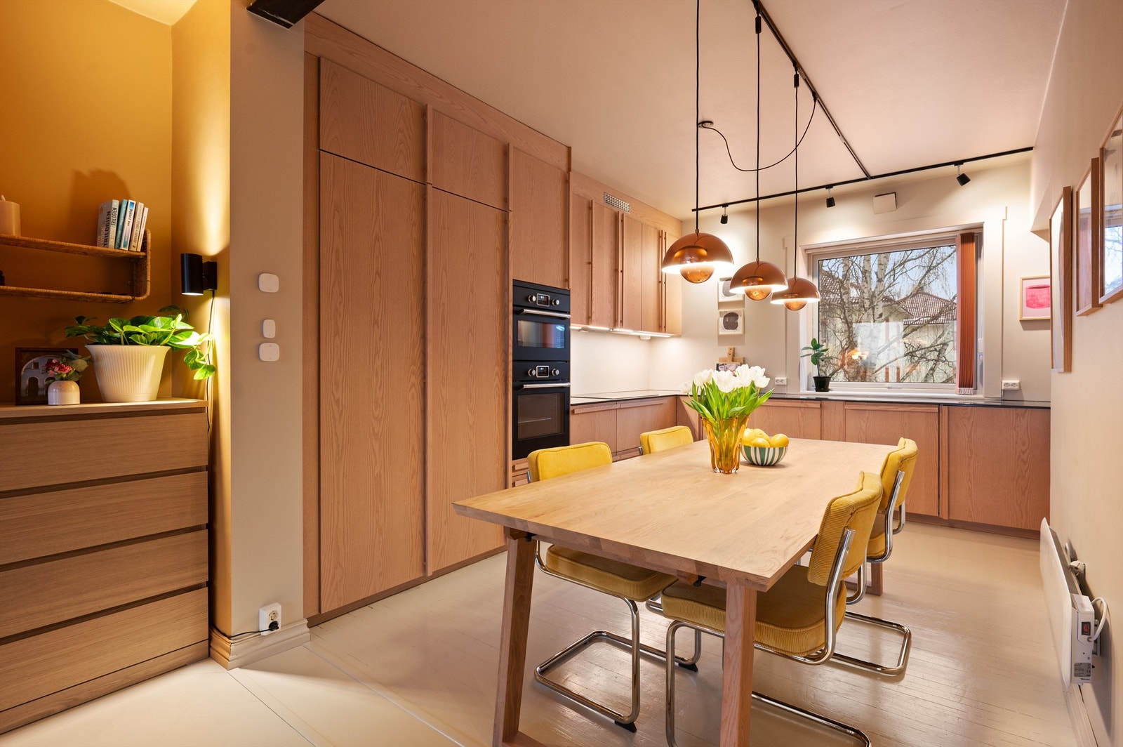 En gjennomført 4-roms med moderne design og høy standard. Her får du en innholdsrik og påkostet leilighet med åpen og luftig romfølelse. Foto: Peter Futo v/Cool Pics AS. Galleribilde