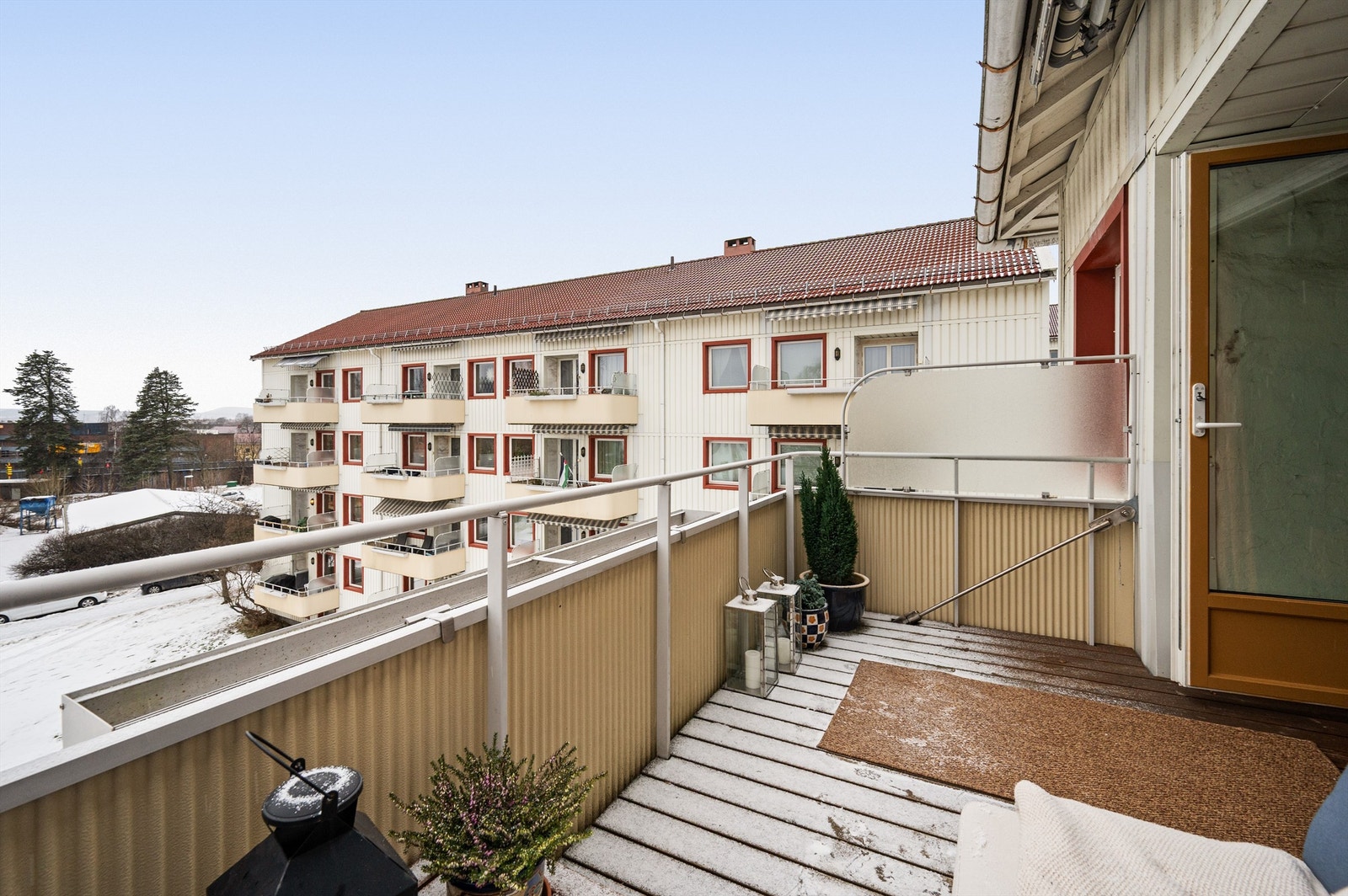 Balkongen oppleves som en naturlig forlengelse av stuen på sommerstid. Galleribilde