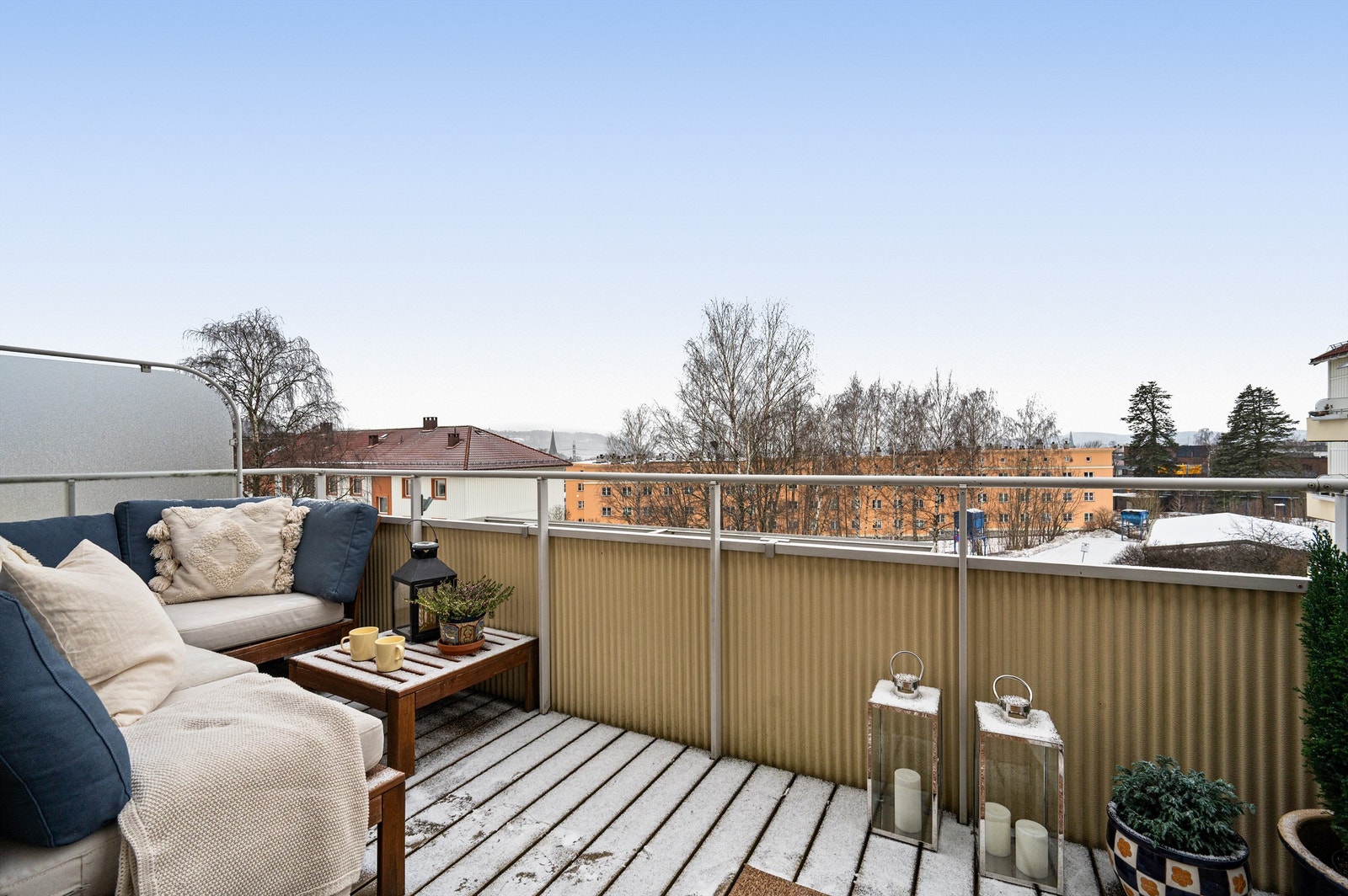 Den vestvendte balkongen på 8 m² har god plass til en sittegruppe der årets varme dager kan nytes. Galleribilde