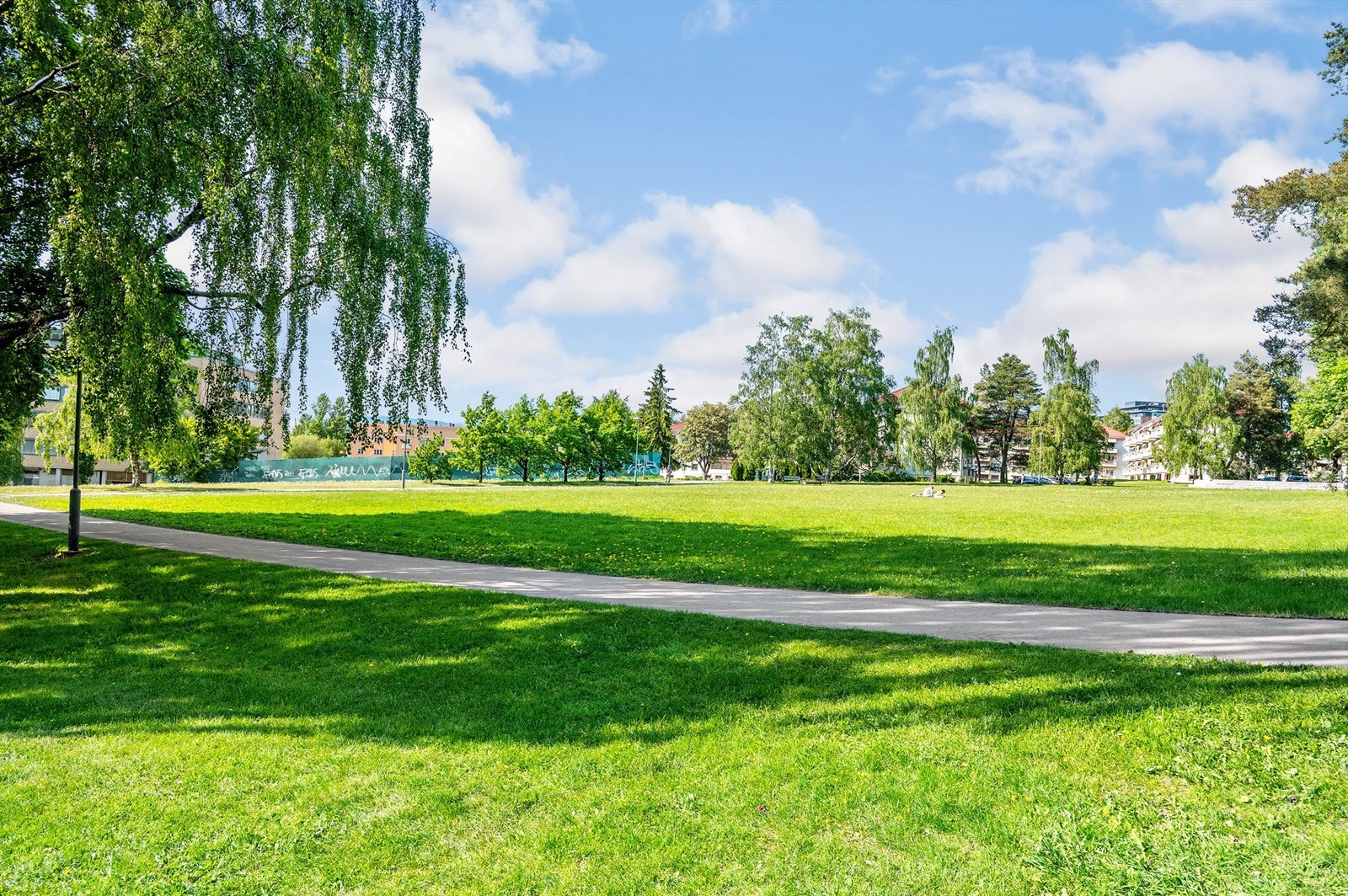 Store grøntområder og ballplass gir rikelig med plass for lek og aktivitet. Galleribilde
