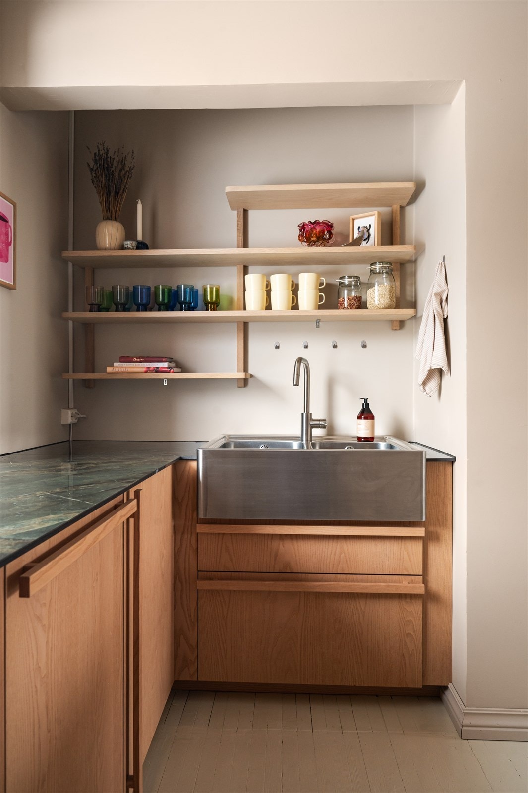 Åpne hyller gir praktisk oppbevaring og et personlig preg på kjøkkenet. Galleribilde