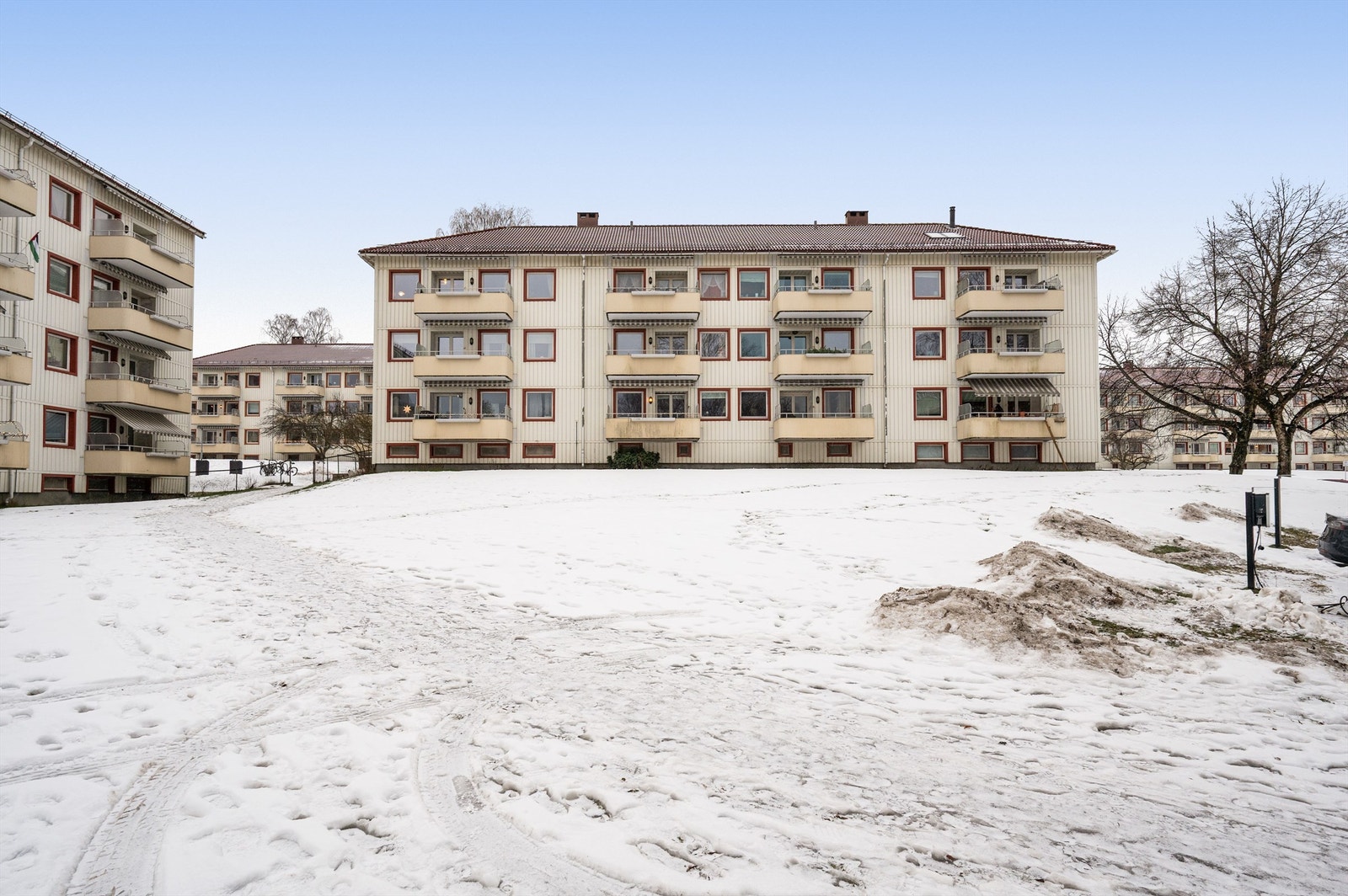 Eiendommen ligger i et veletablert borettslag med store, bilfrie grøntarealer. Galleribilde