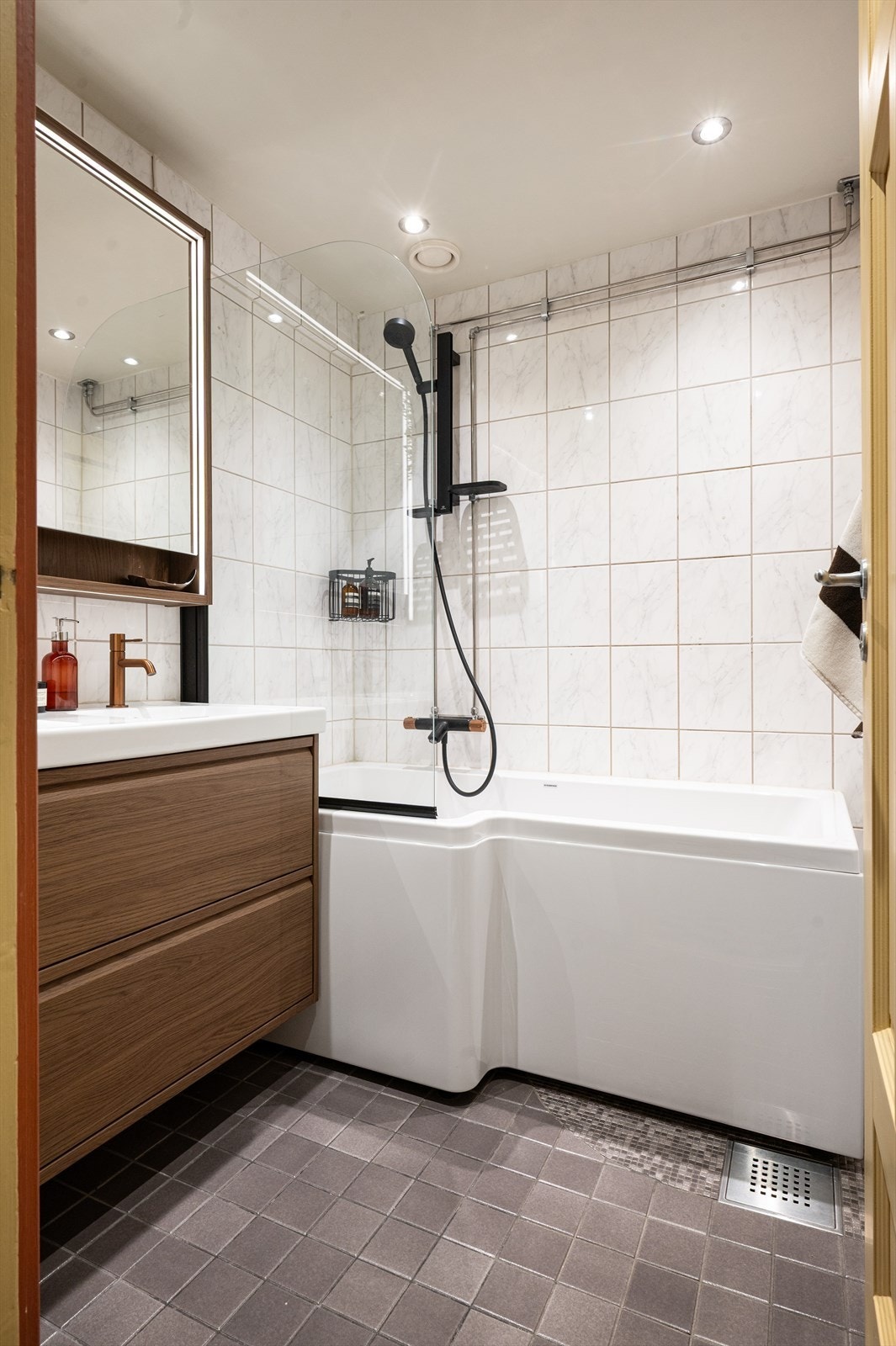 Her er det flislagte overflater og elektrisk gulvvarme for økt komfort. Galleribilde