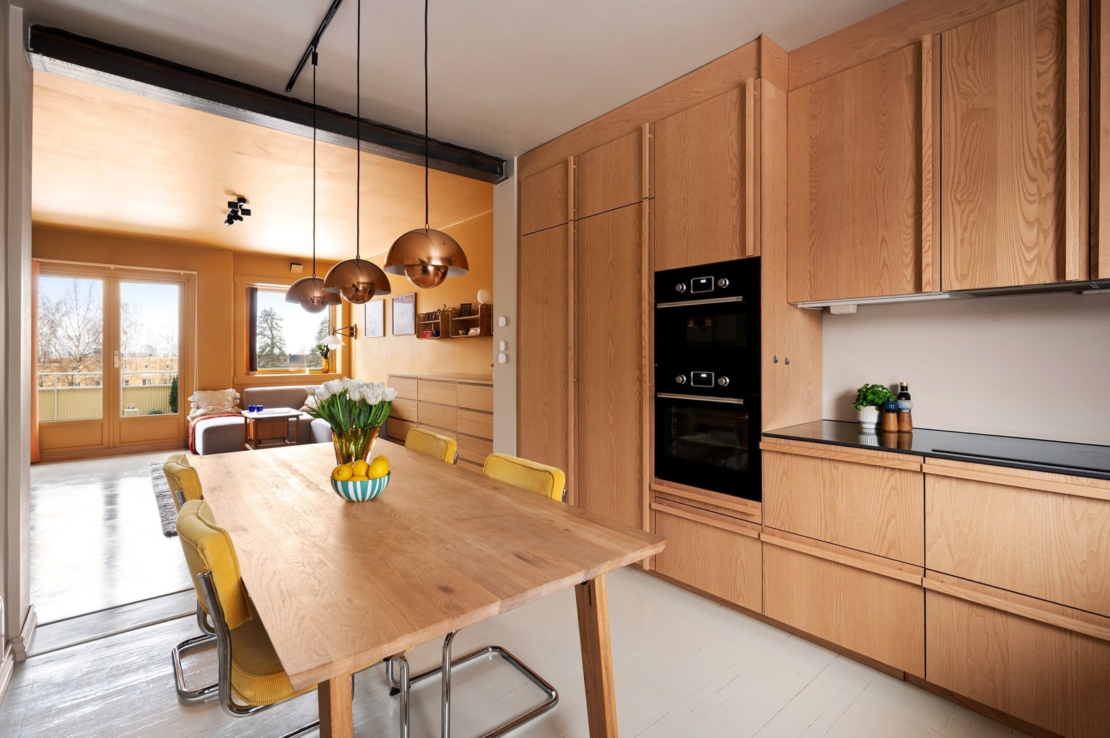 Kjøkkenet har god plass til en romslig spisegruppe for herlige middagsselskaper. Galleribilde