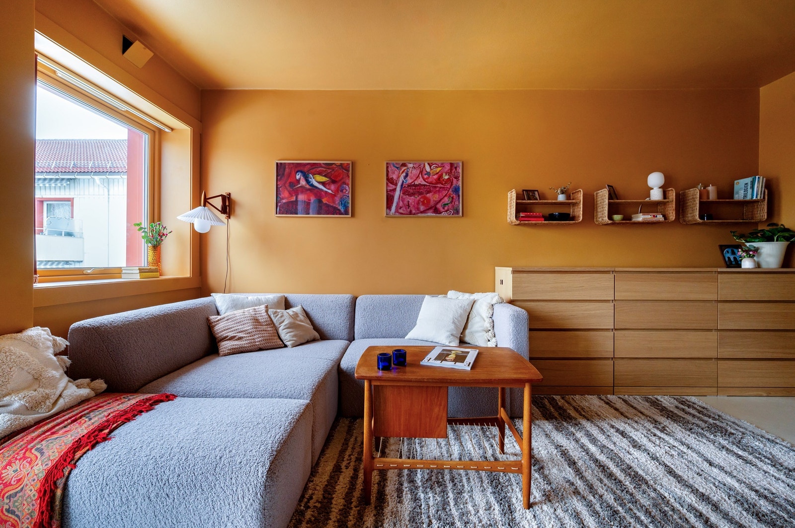 Rommet kan enkelt møbleres med en romslig sofagruppe og annet ønskelig stuemøblement. Galleribilde