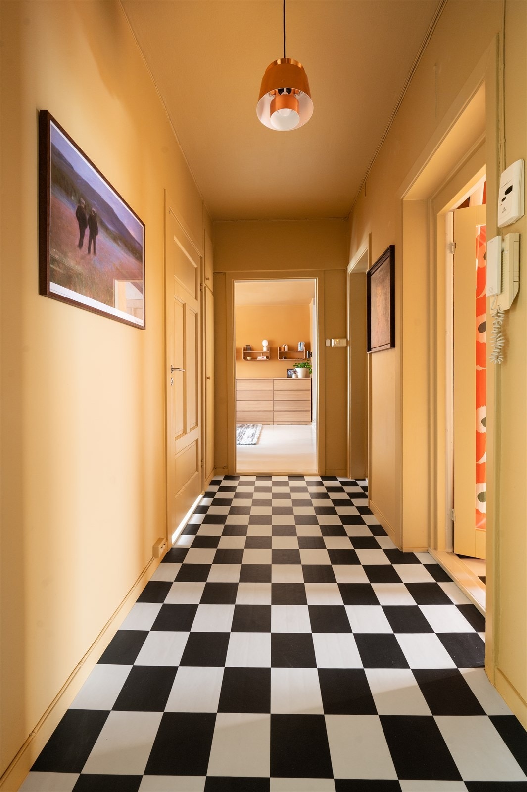 Leilighetens entré er lys og innbydende med god plass til å henge fra seg yttertøy. Galleribilde