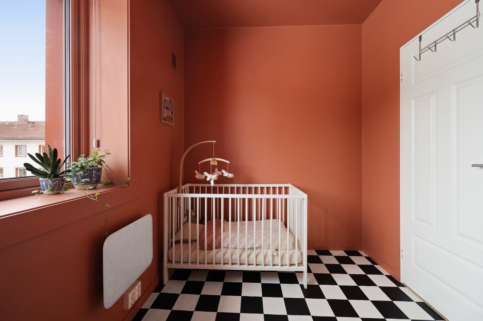 Soverommet har formpressede innerdører som er gjennomgående for leiligheten. Galleribilde