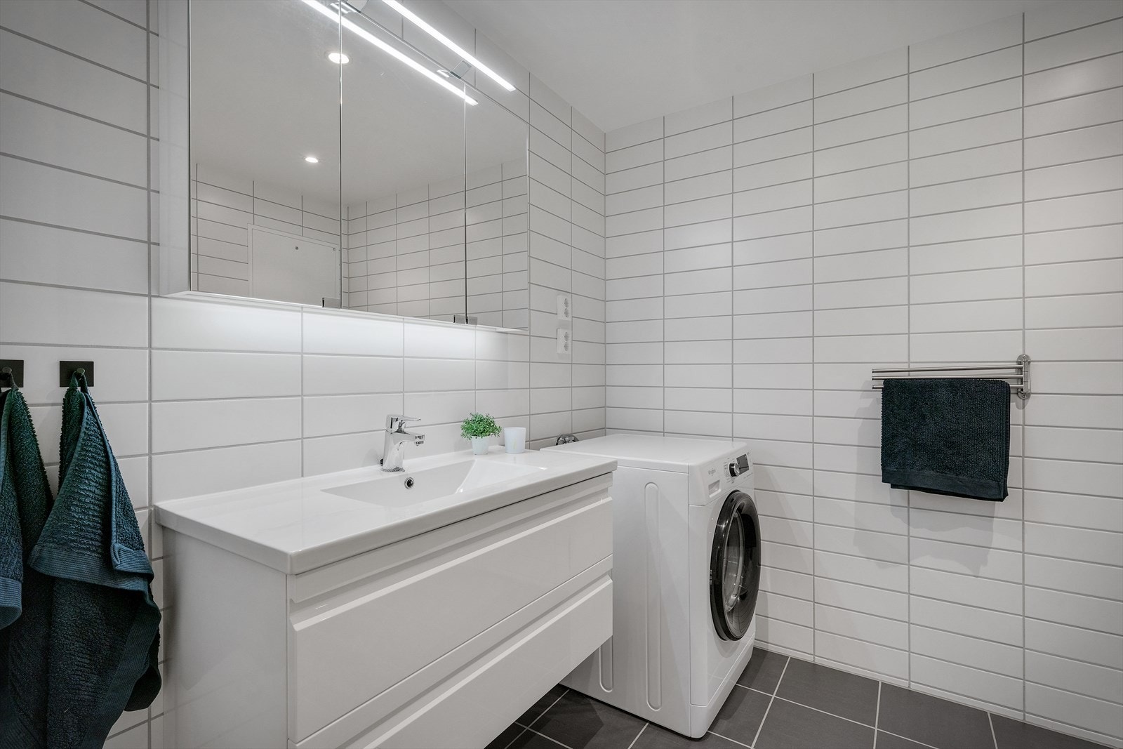 Pent og moderne helfliset bad. Galleribilde