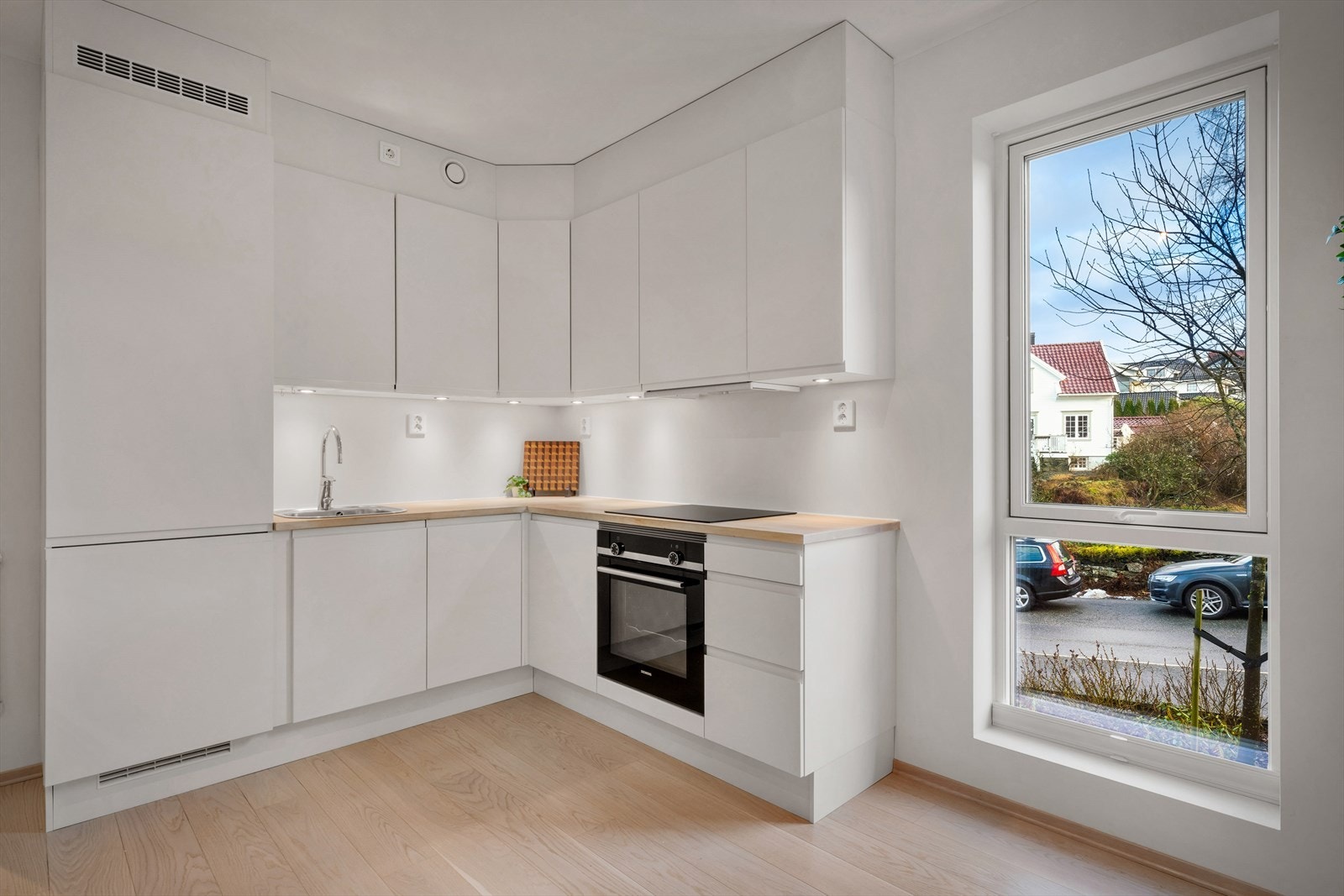 Kjøkkenet er innredet med stekeovn, induksjonstopp, oppvaskmaskin, kjøl-/fryseskap og ventilator. Galleribilde