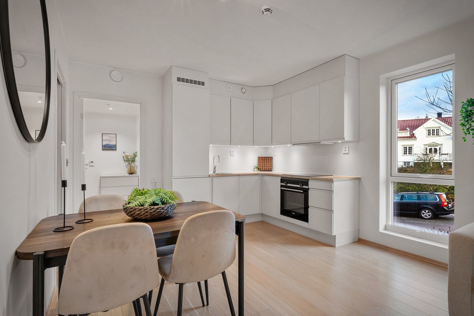 Lekkert kjøkken fra Sigdal med glatte fronter og heltre benkeplate. Galleribilde