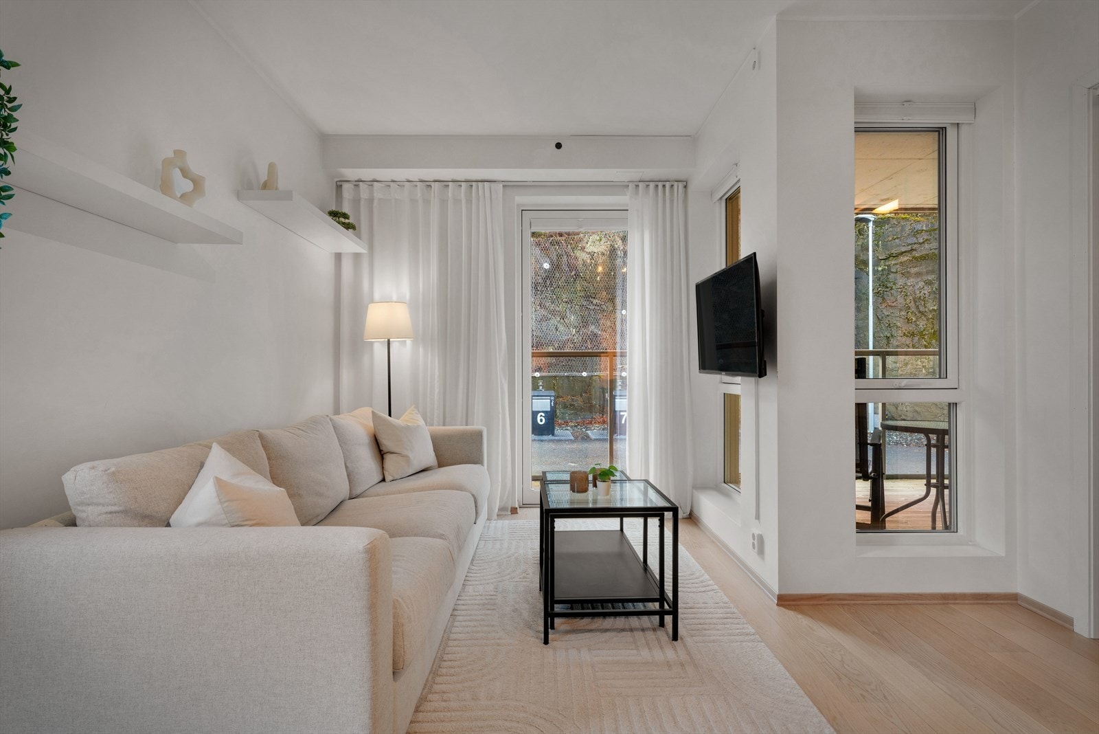 Leiligheten har gode kvaliteter med parkettgulv, balansert ventilasjon og vannbåren gulvvarme i alle rom utenom soverom og bod. Galleribilde