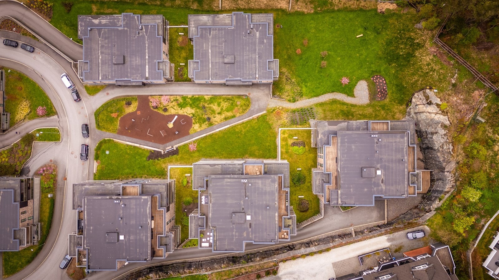 Sameiet har store fellesareal som er pent opparbeidet med plen, lekeplass, beplatning og oppholdsplasser. Galleribilde