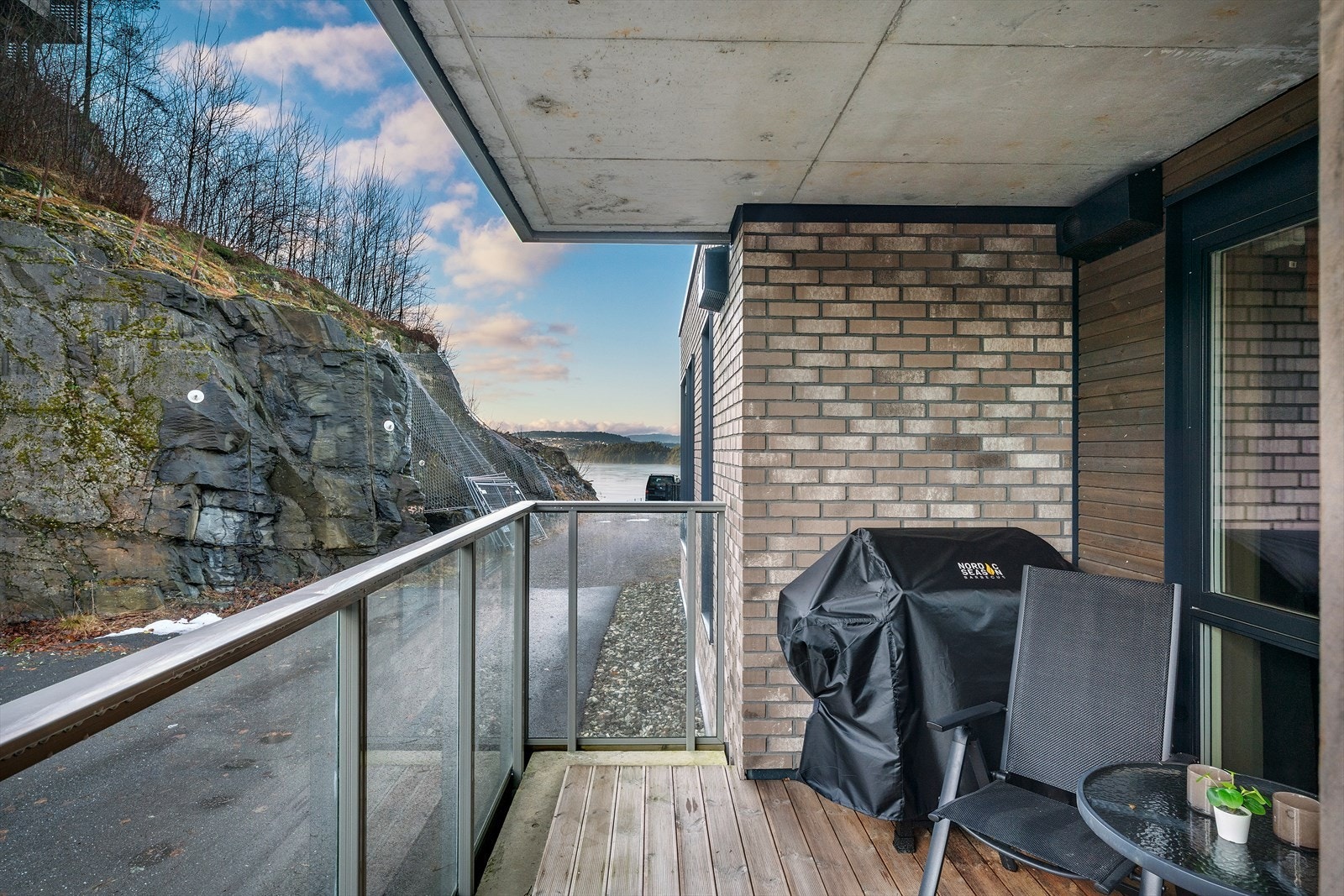 Terrassen ligger sørvendt og byr på flotte solforhold på sommerstid. Galleribilde