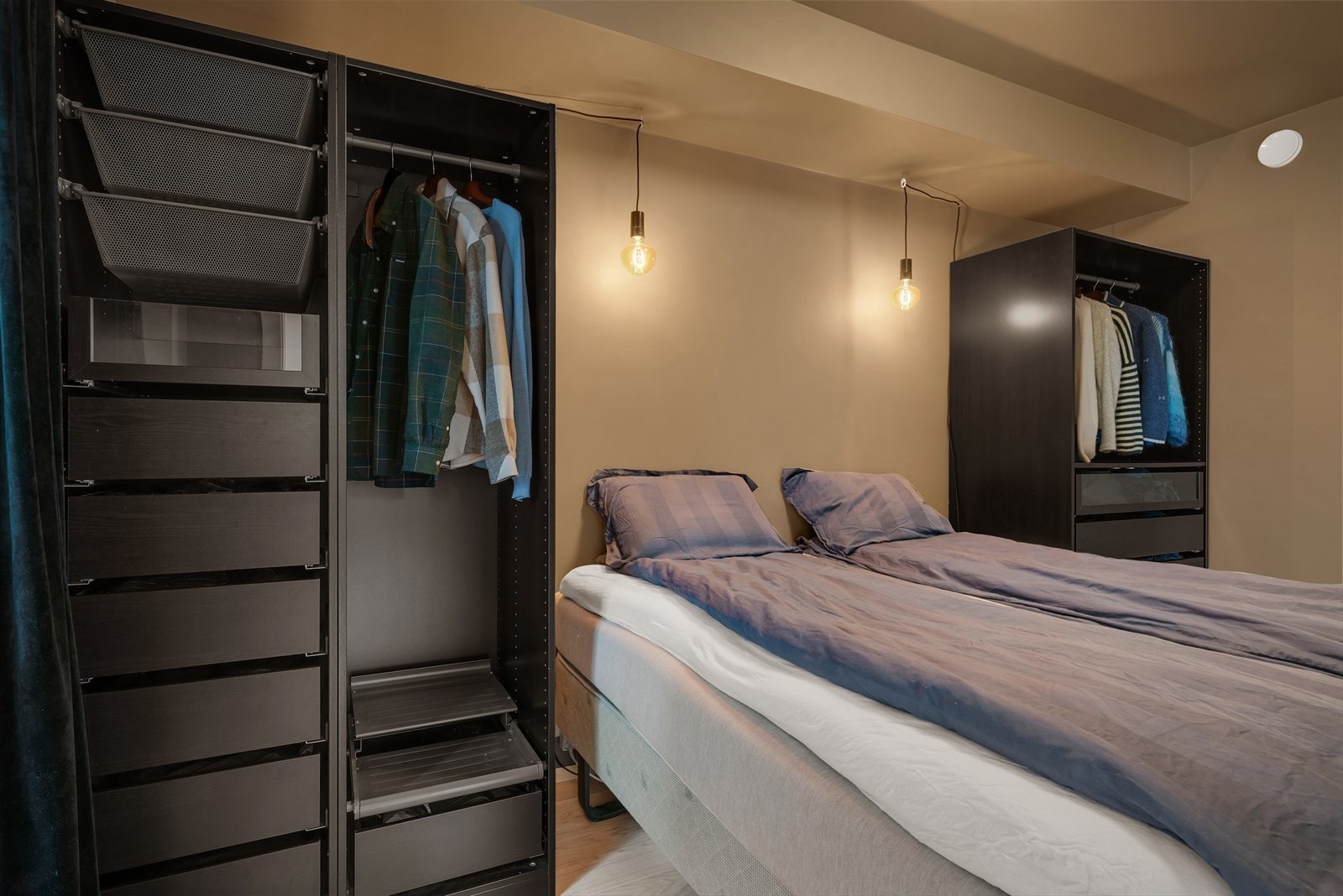 Soverommet har god plass til dobbeltseng, og er innredet med to garderobeskap. Galleribilde