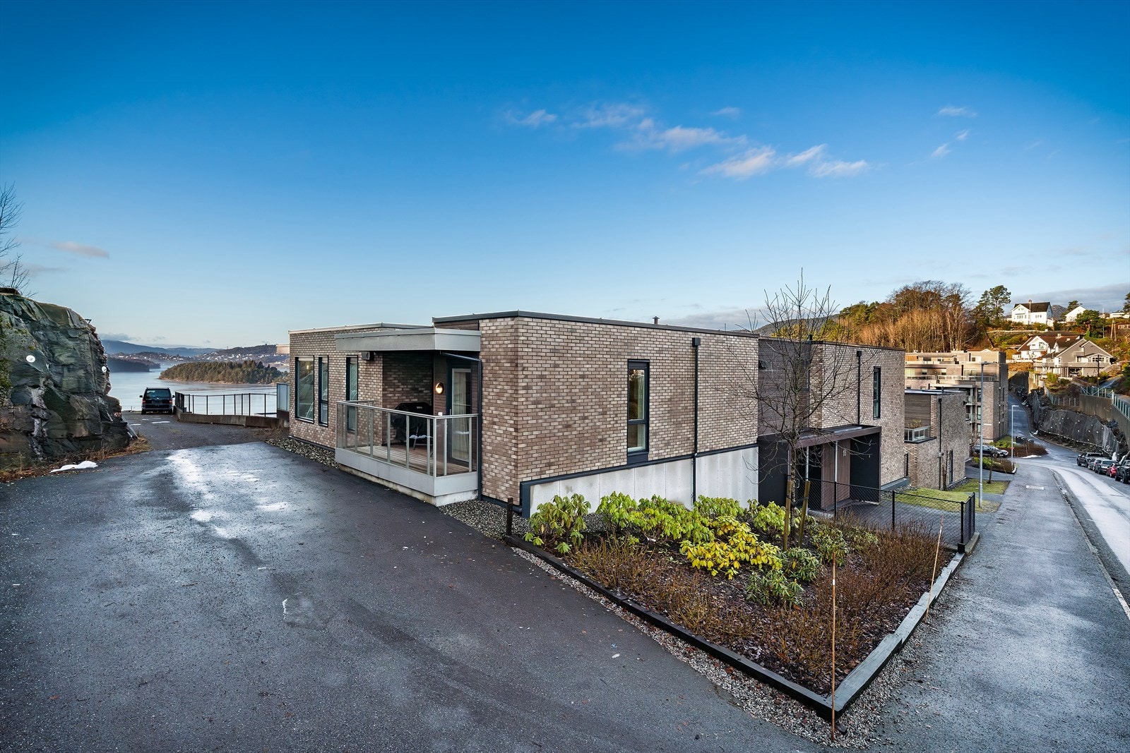 Det er gratis parkering i gaten, og det er mulighet for å søke om leie av garasjeplass med lademuligheter. Galleribilde