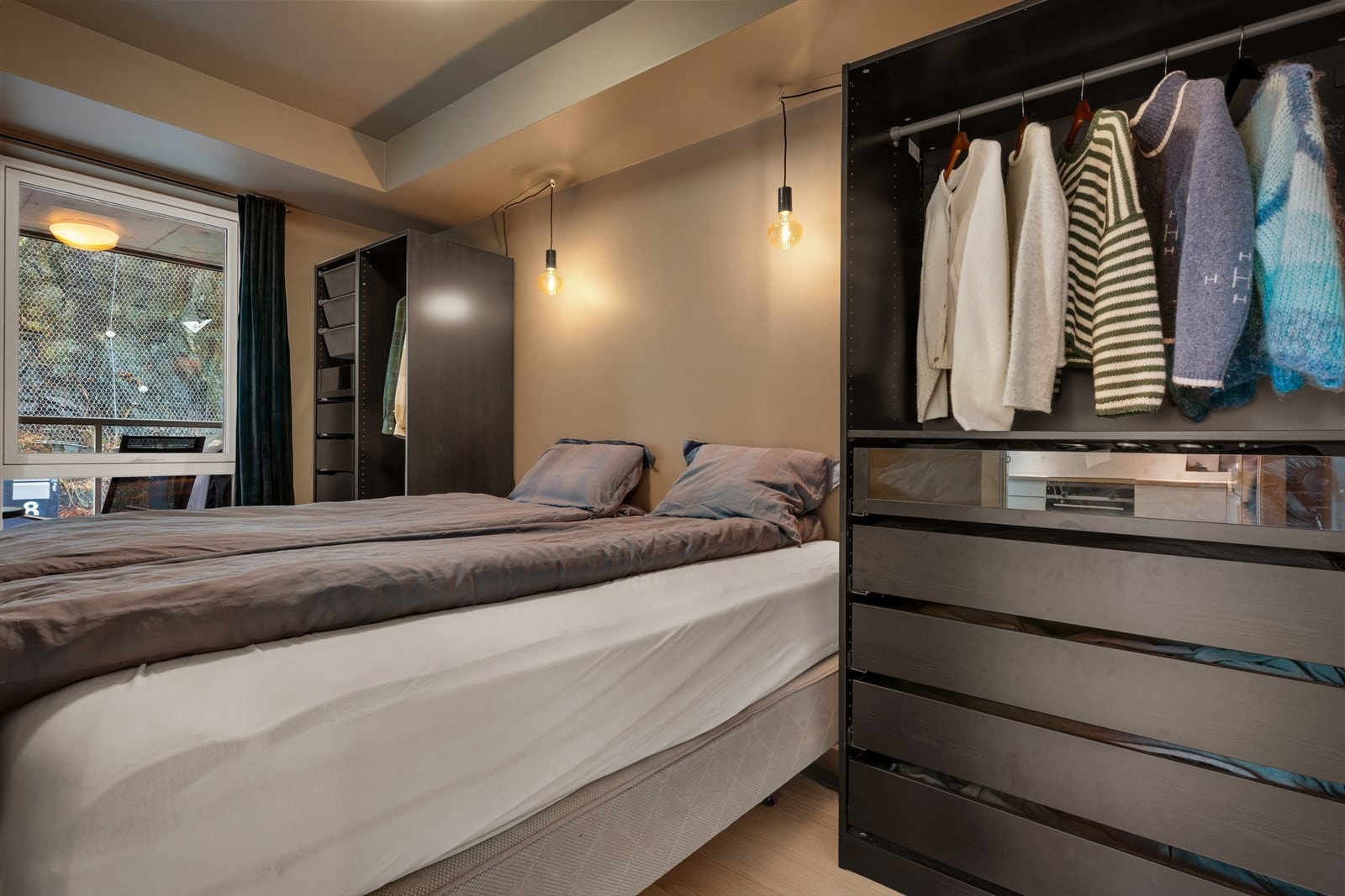 Romslig soverom på 8,5 m² med behagelige farger. Galleribilde