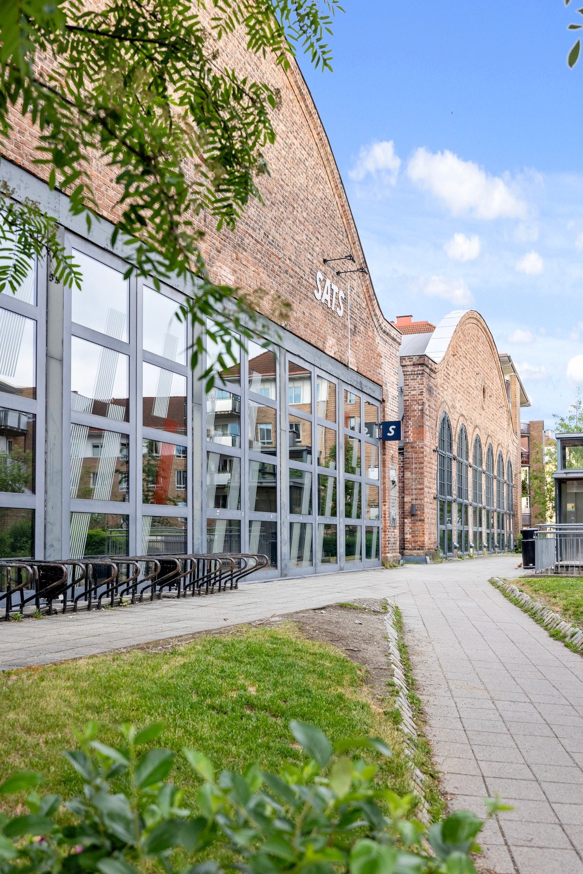 En kort spasertur fra boligen finner du Sats Sagene Galleribilde