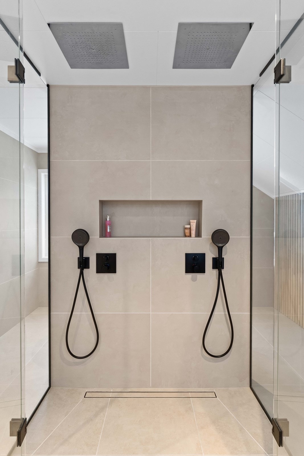 Legg merke til at dusjen er integrert i taket. Galleribilde