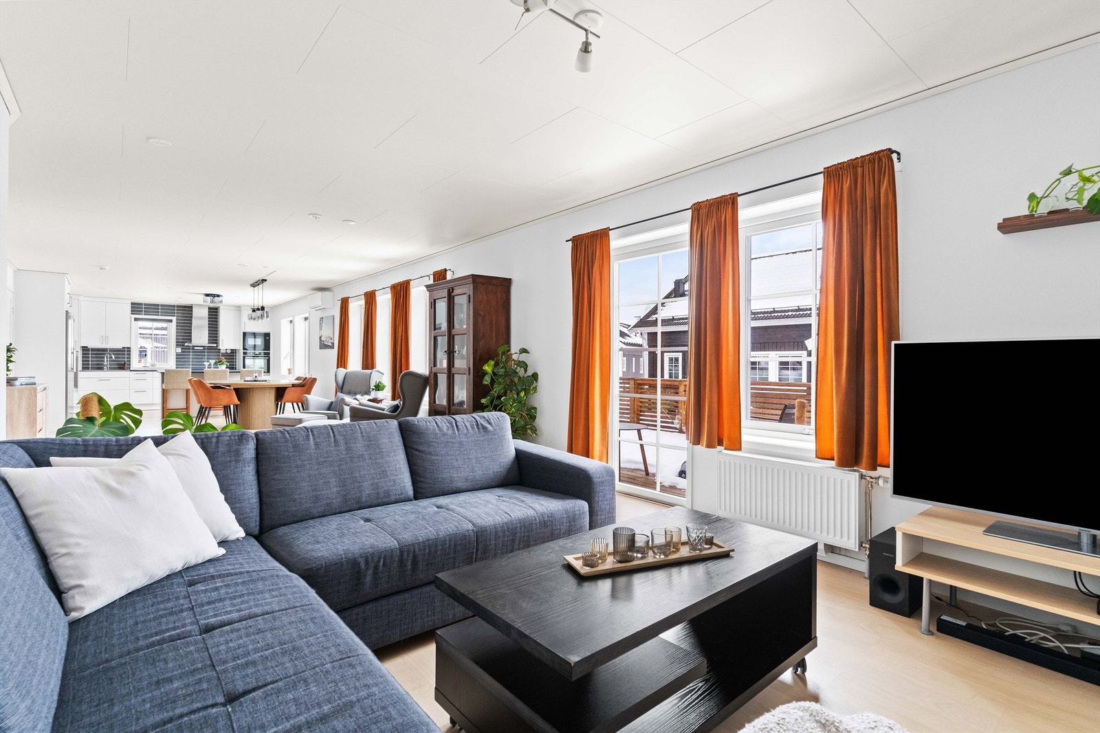 Fra stuen er det utgang til terrassen og den fine hagen. Galleribilde