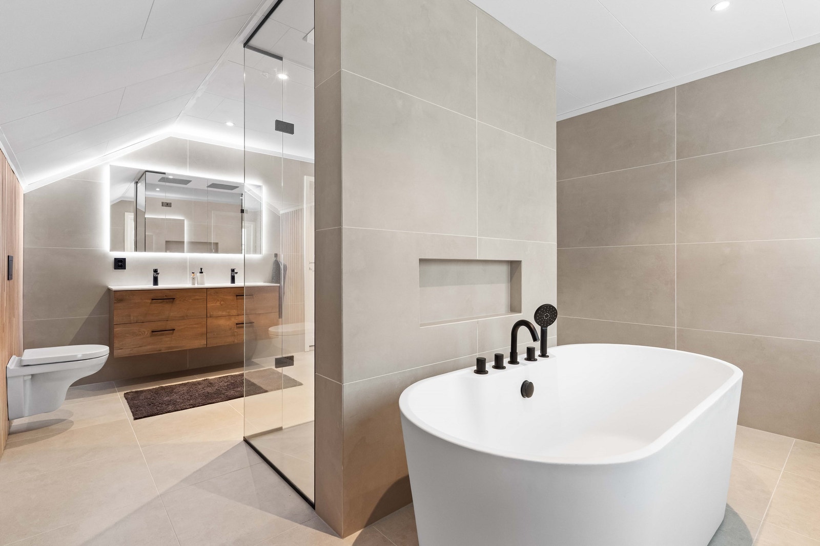 Badet i andre etasje har en wow-faktor over seg! Galleribilde