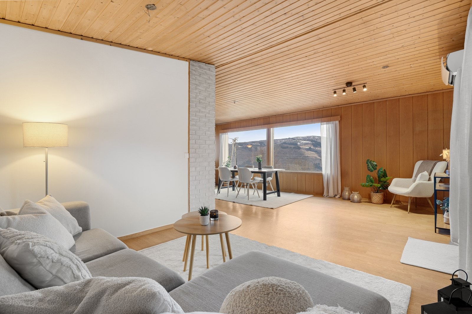 Stuen har dessuten store vinduer som rammer inn utsikter over Sørfjorden og Osterøy til et nydelig bilde. Galleribilde