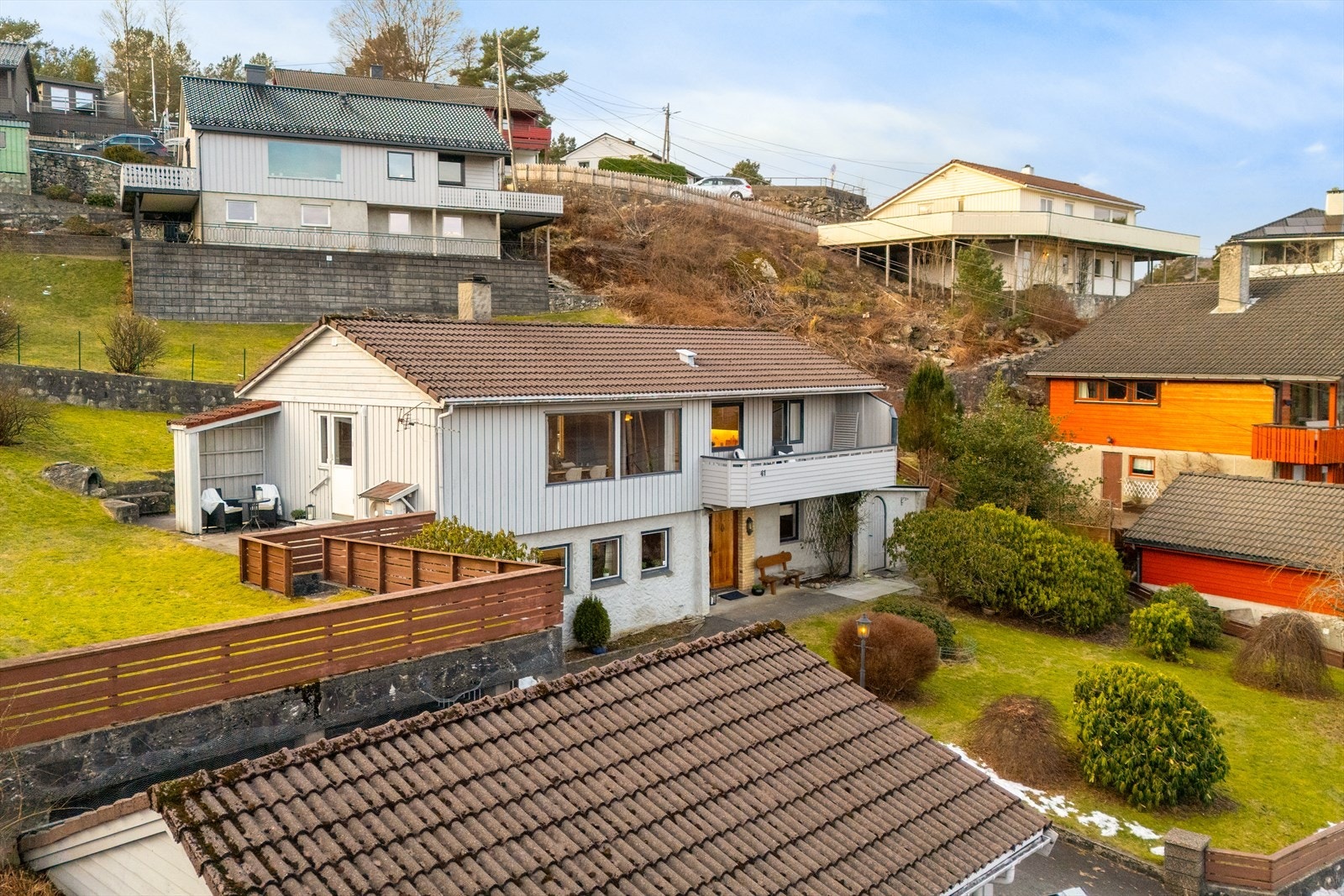 Dette er en innholdsrik enebolig med dobbelgarasje og flott opparbeidet hage. Galleribilde