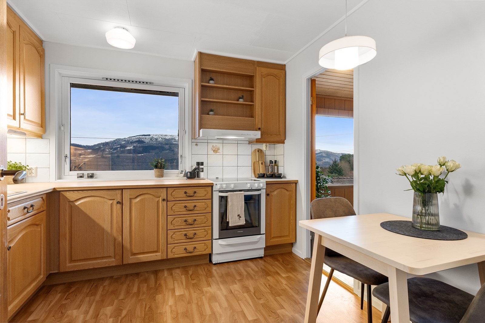 Trivelig kjøkken med vindu som gjør at man kan nyte utsikten når man kokkelerer. Galleribilde