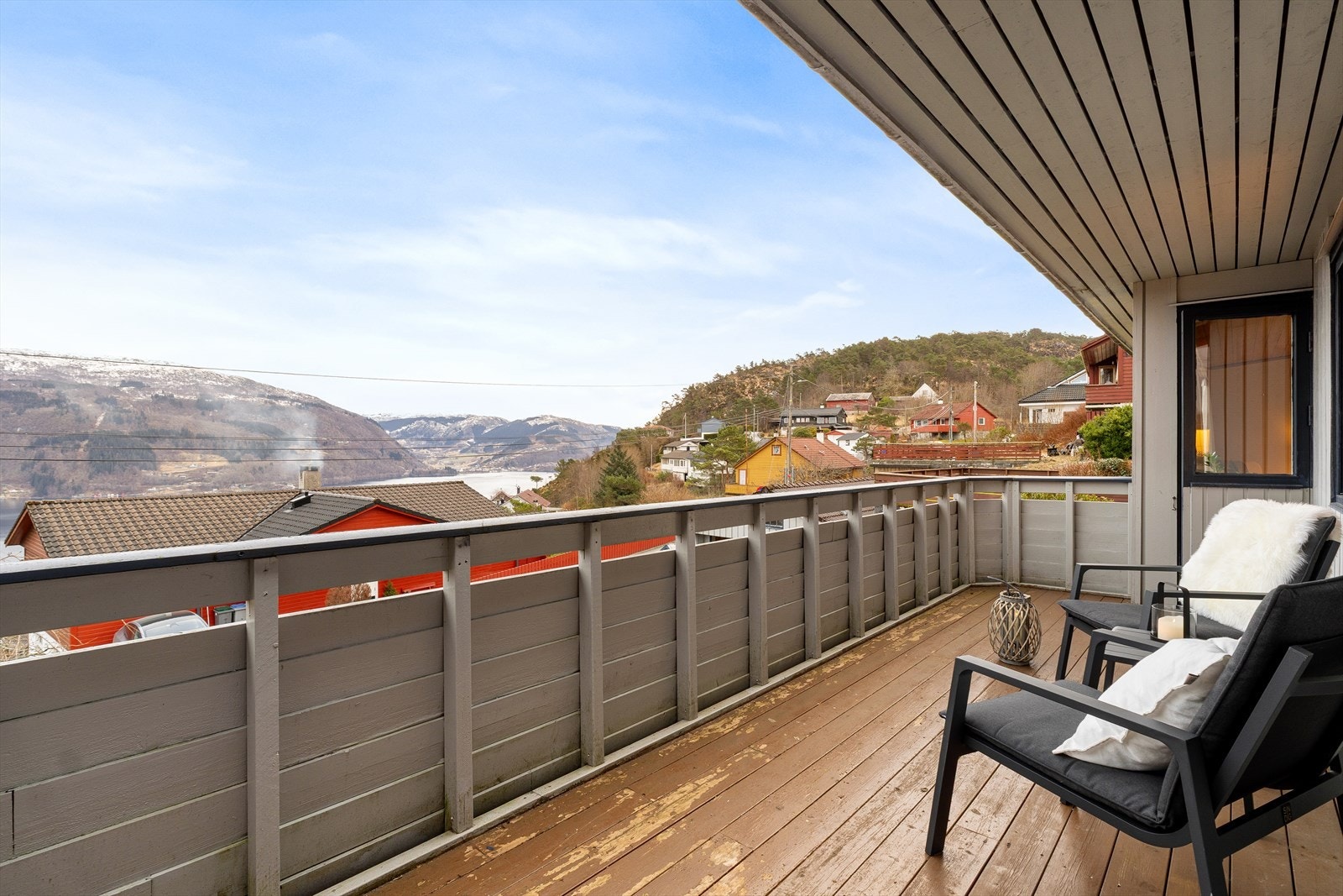 På terrassen kan man kose seg med en kaffekopp og ser på skipene som seiler forbi i Sørfjorden. Galleribilde