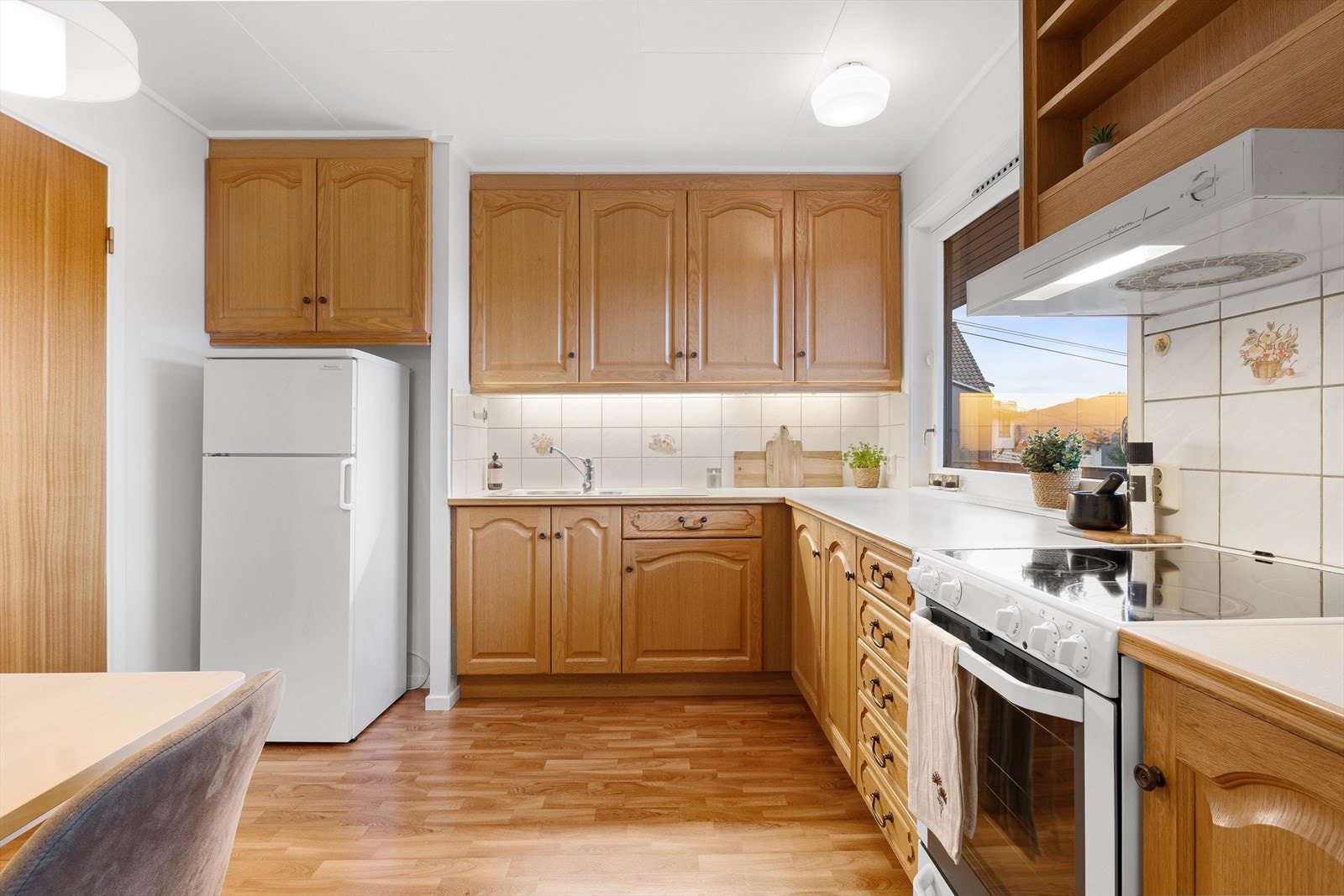 Kjøkkenet er på 8,9 kvm og har rikelig med oppbevaringsplass og benkeplass. Galleribilde