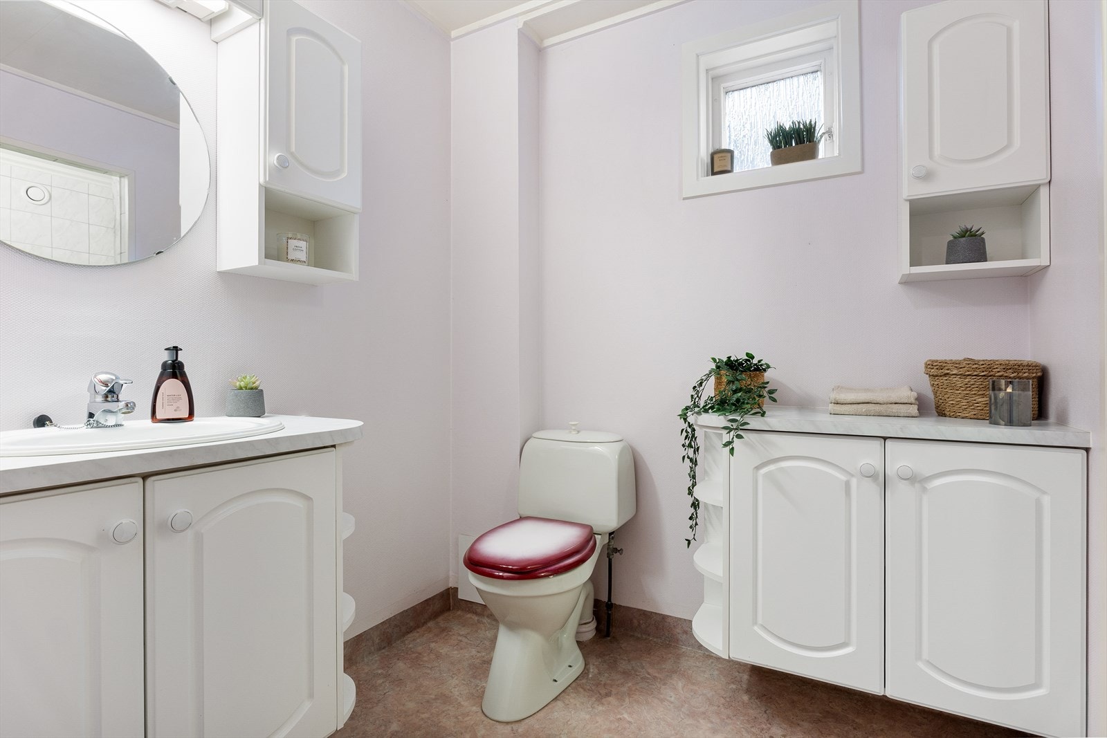 Badet i denne etasjen er på 4,9 kvm. Badet er innredet med nedfelt porselenvask i baderomsmøbelement, toalett og dusjhjørne. Galleribilde