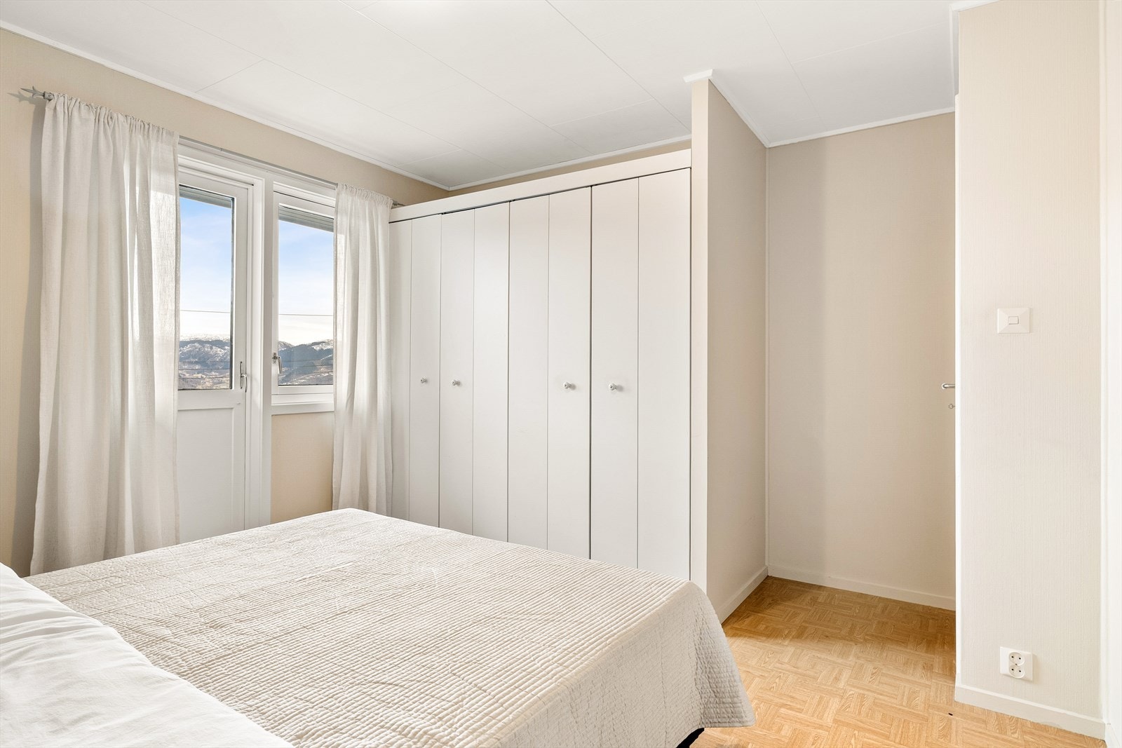 Soverommet har rikelig med skapplass til klær og egen utgang til terrasse. Galleribilde
