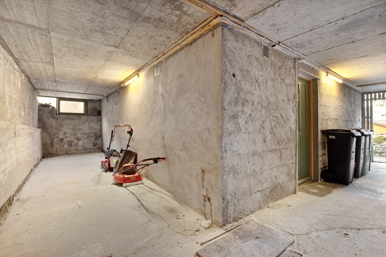 Her kan man stue unna både hagemøbler og hageredskaper. Denne boden er ekstern og har både tilgang inne i fra huset og ute. Galleribilde