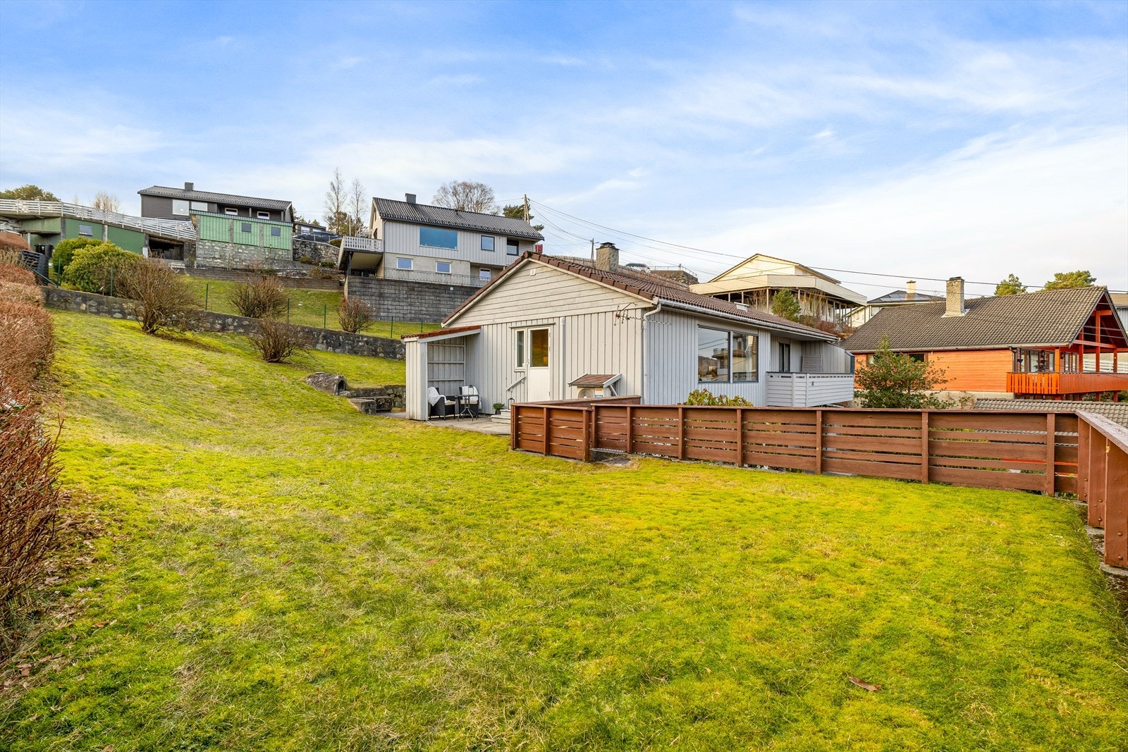 Stor og flott hage hvor barn og unge kan boltre seg på både på sommeren og vinter. Galleribilde