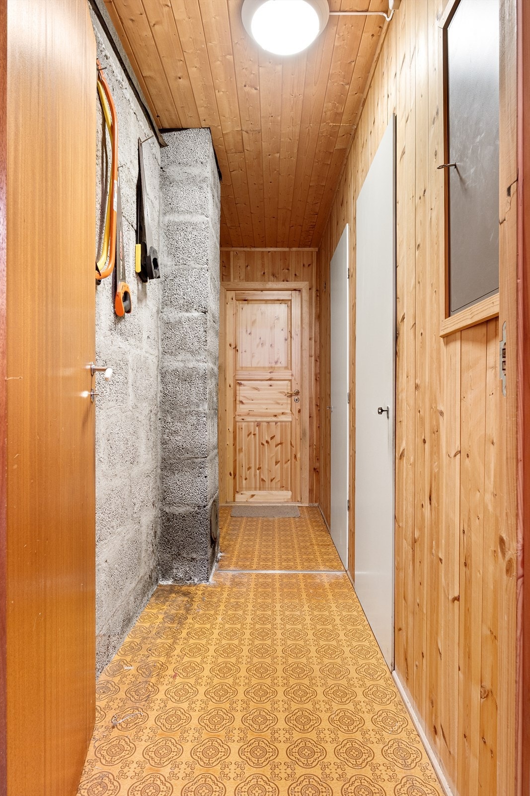 Gang til flere boder. Disse er på henholdsvis 2,9 kvm, 2,9 kvm, 5 kvm og 13,2 kvm. Galleribilde