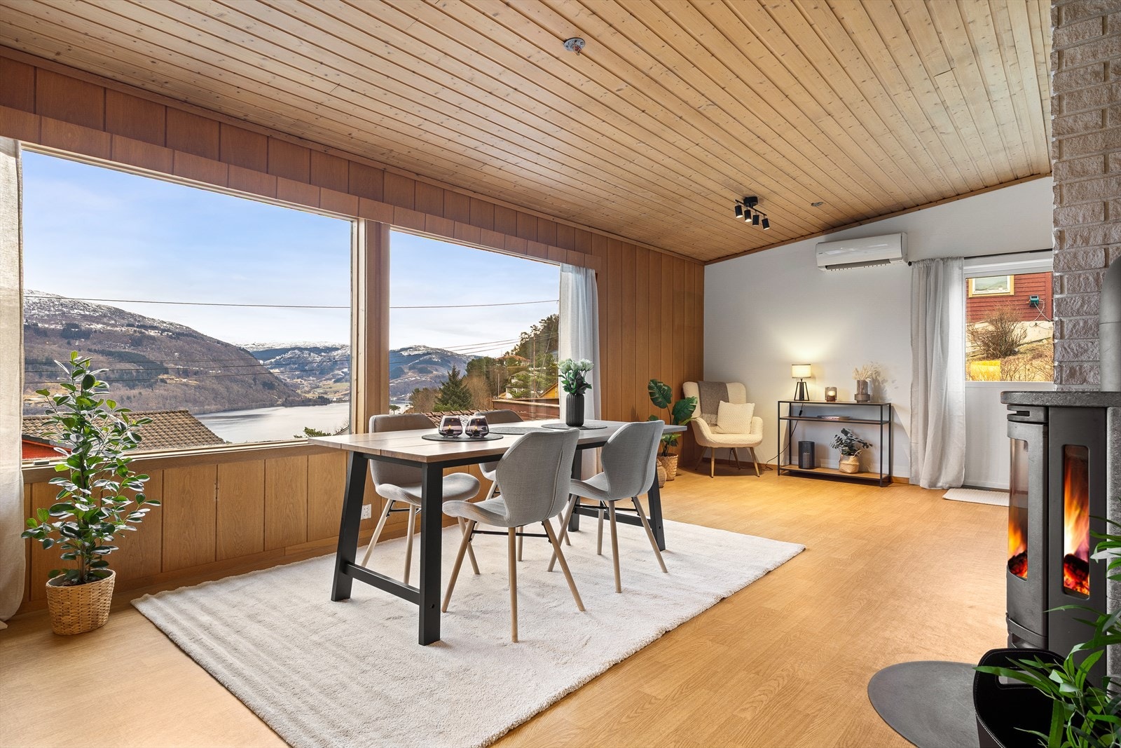 Stuen i denne etasjen er på hele 36,6 kvm og har naturlige soner til spisegruppe og sofagruppe med tv. Galleribilde