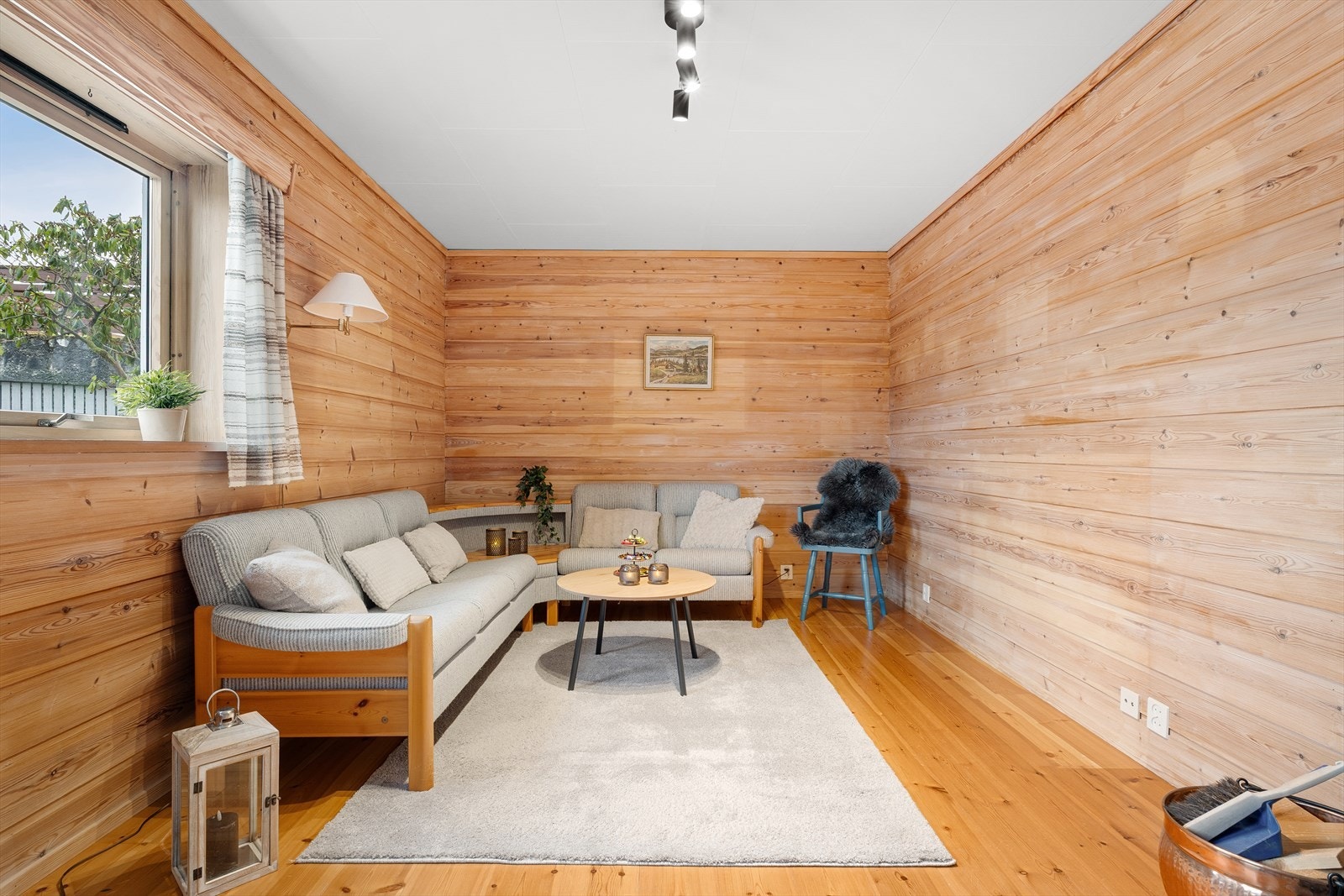 Fint kjellerrom hvor barn og unge kan bruke til tv- stue eller lignende. Galleribilde