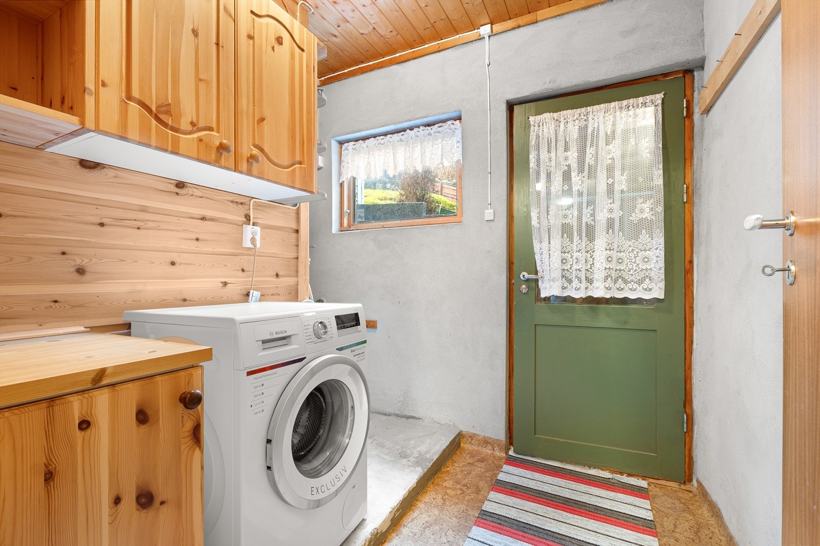 Vaskerommet er på 4,7 kvm og har egen inngang. Praktisk for alle og enhver. Galleribilde