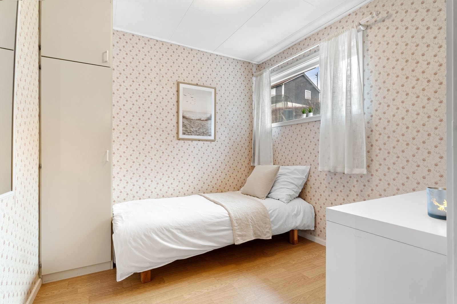 Soverom 1 i denne etasjen. Dette måler 6,5 kvm og passer fint som et barnerom. Galleribilde