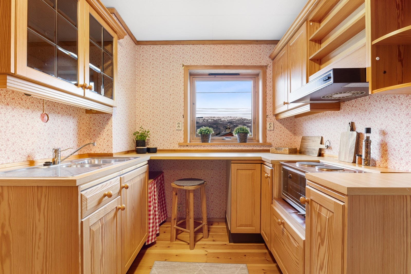 I kjelleretasjen har man et innredet rom med kjøkken og tv- stue. Dette er ikke søkt om bruksendring på og er ikke godkjent. Galleribilde