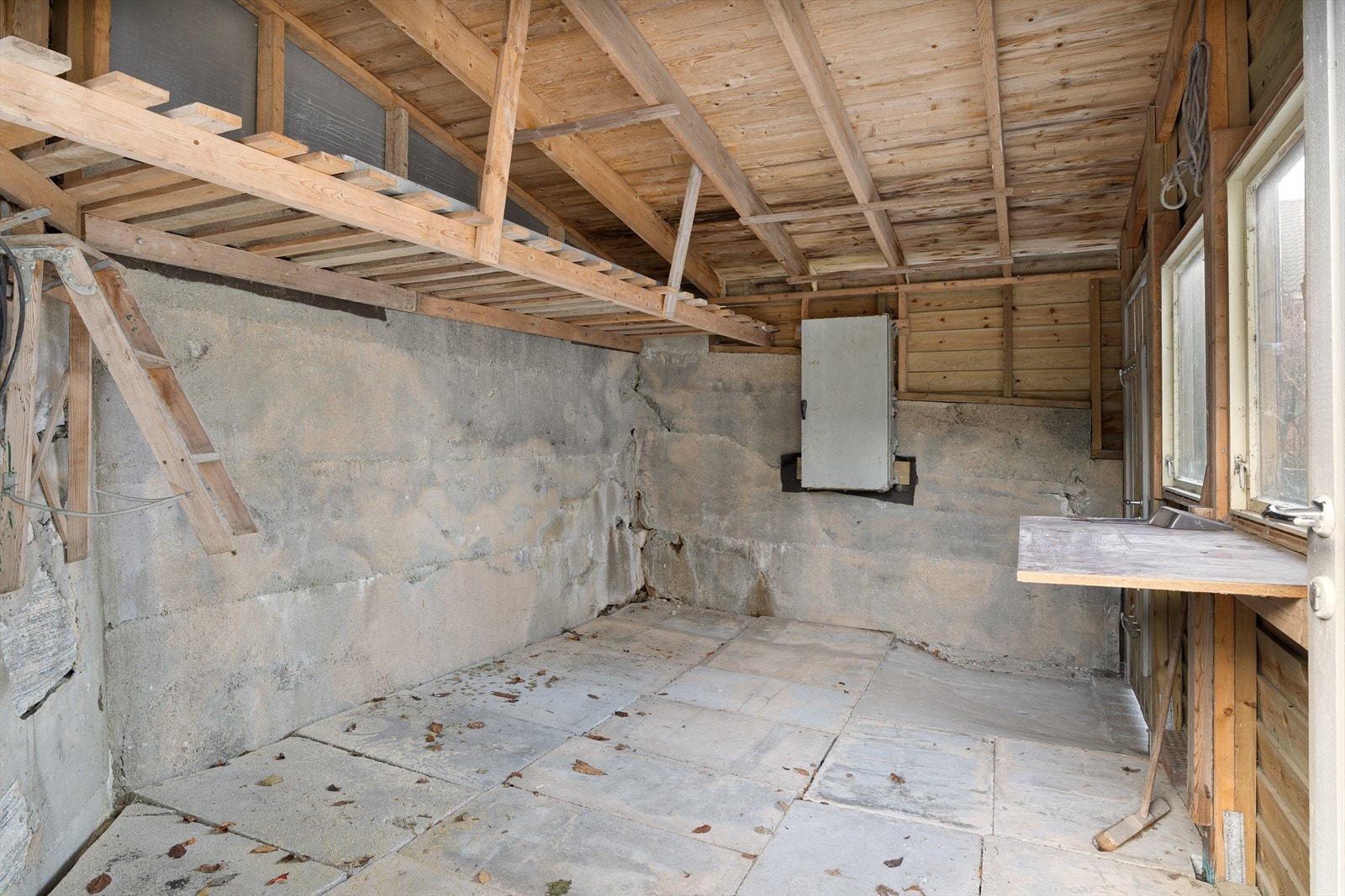 Lite verksted/ bod i bakkant av boligen. Galleribilde